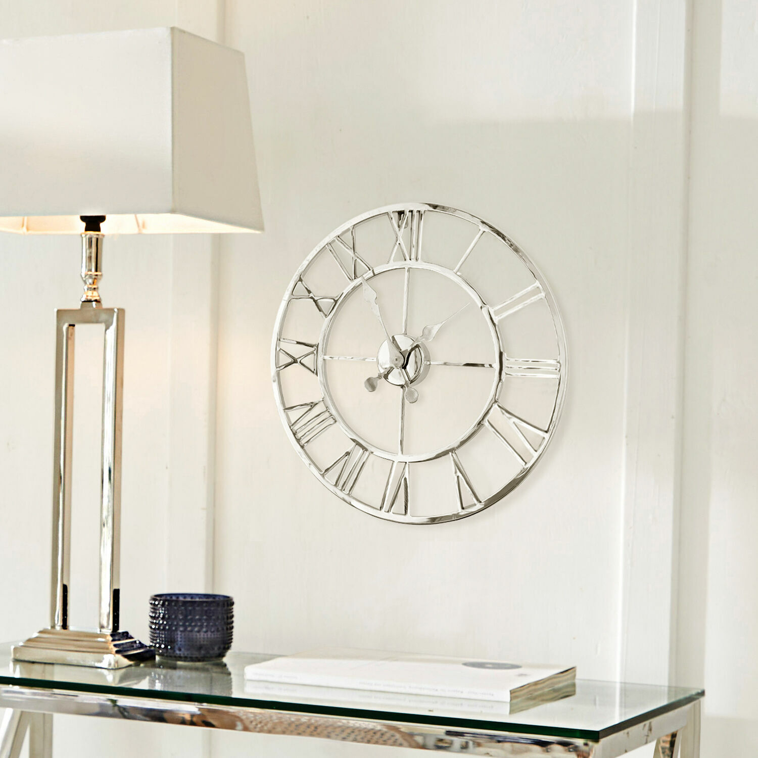Uhr Houston Runde Wanduhr aus Metall mit römischen Ziffern in Silber, modernes Design für das Wohnzimmer