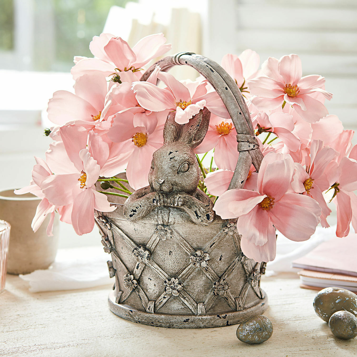 Übertopf Virginie Dekorativer Korb aus grauem Harz mit Hasenmotiv und rosa Blumen für Frühlingsdekoration