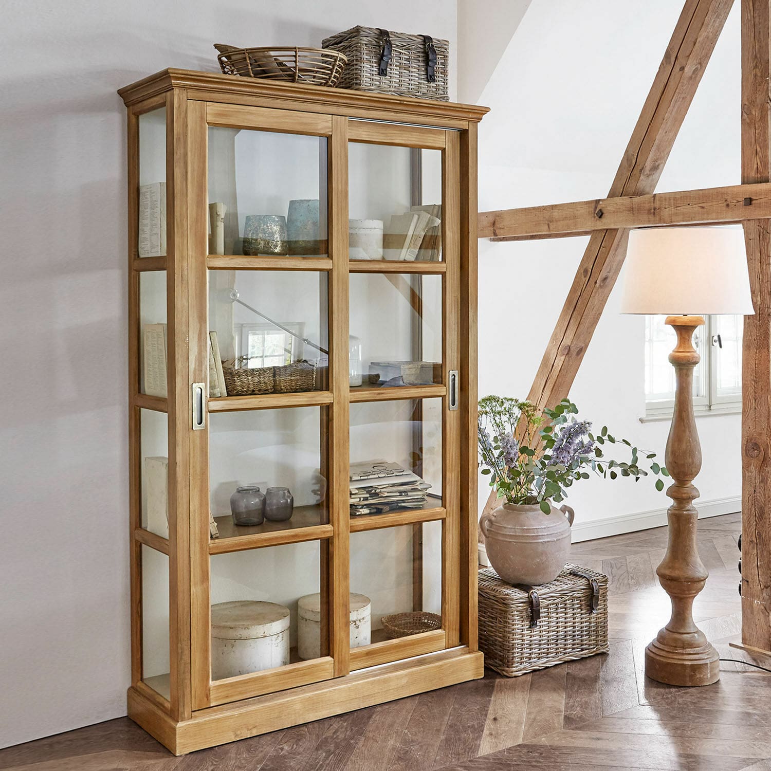 Schrank Etienne Holzvitrine mit Glastüren und Schiebetüren in natürlicher Farbe für ein stilvolles Wohnzimmer