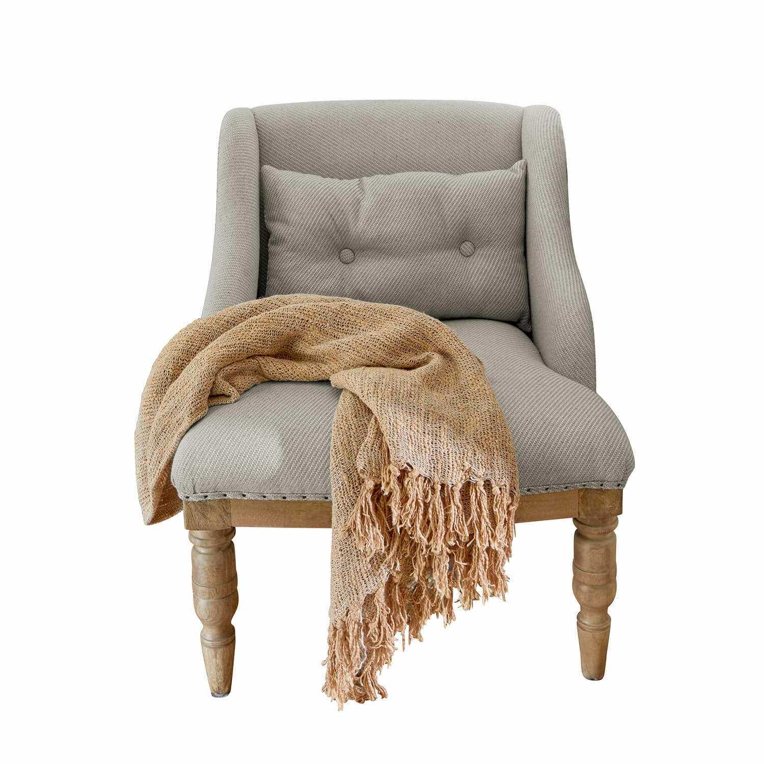 Grauer Stoffsessel mit Holzbeinen und beigem weichem Plaid auf dem Sitz.