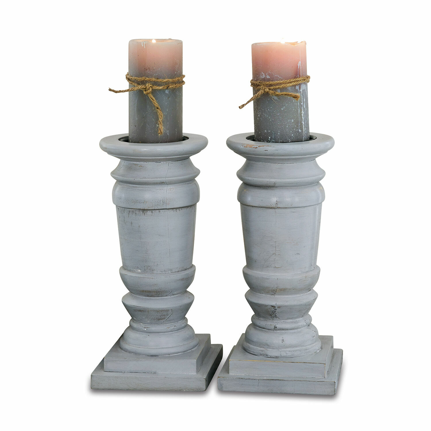 Kerzenständer 2er Set Lobata Ein Paar graue Holzkerzenhalter mit rosa-grauen Kerzen und dekorativem Juteband