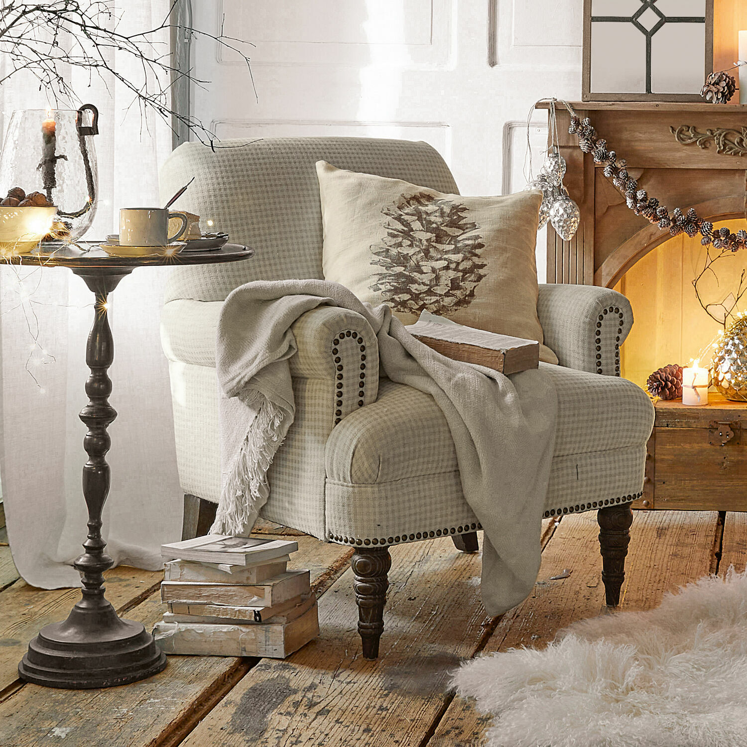 Sessel Danvers Beiger, kariert gepolsterter Fauteuil mit Holzbeinen und dekorativem Kissen im Wohnzimmer mit Cheminée
