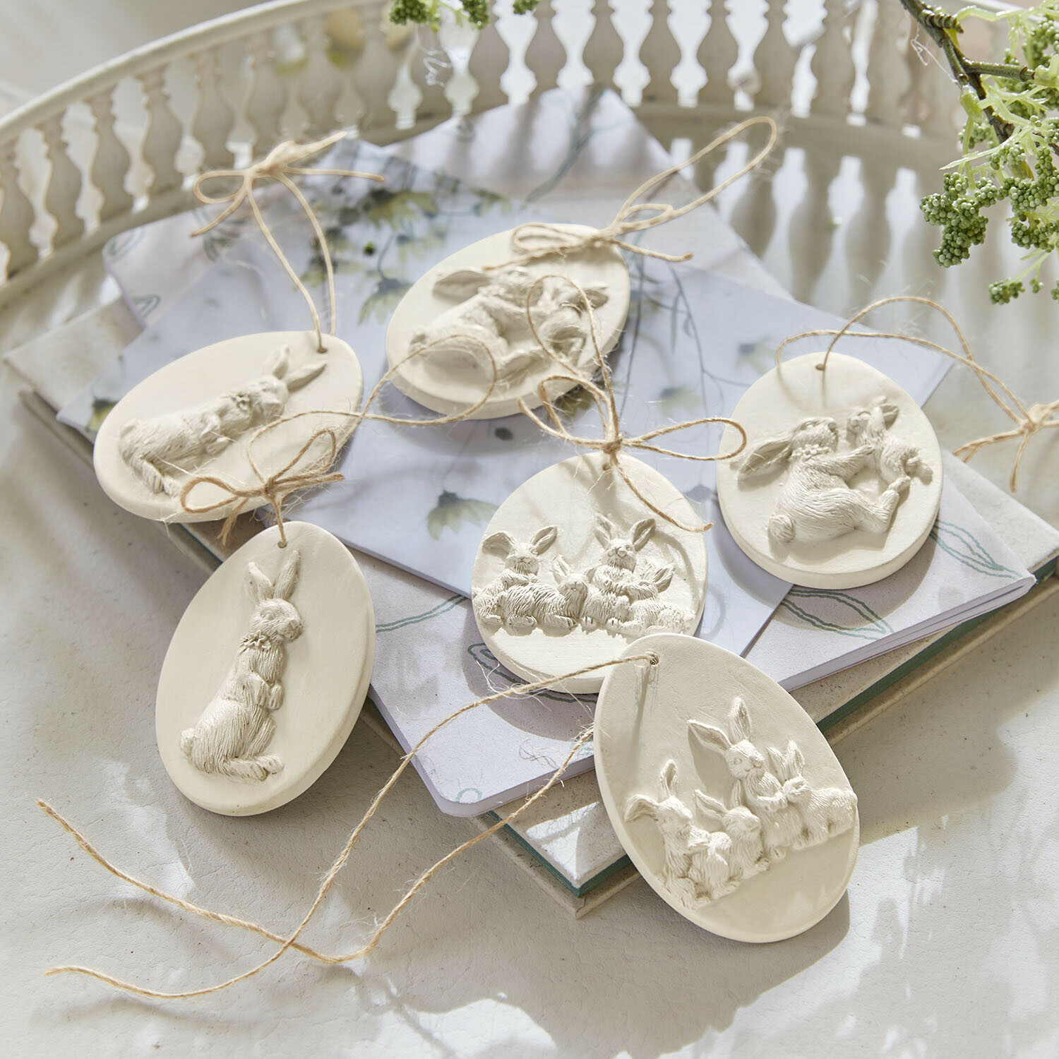 Anhänger 6er Set Jasélie Ostereier aus weissem Ton mit Hasenreliefs und Juteschnur zum Aufhängen, festliche Dekoration