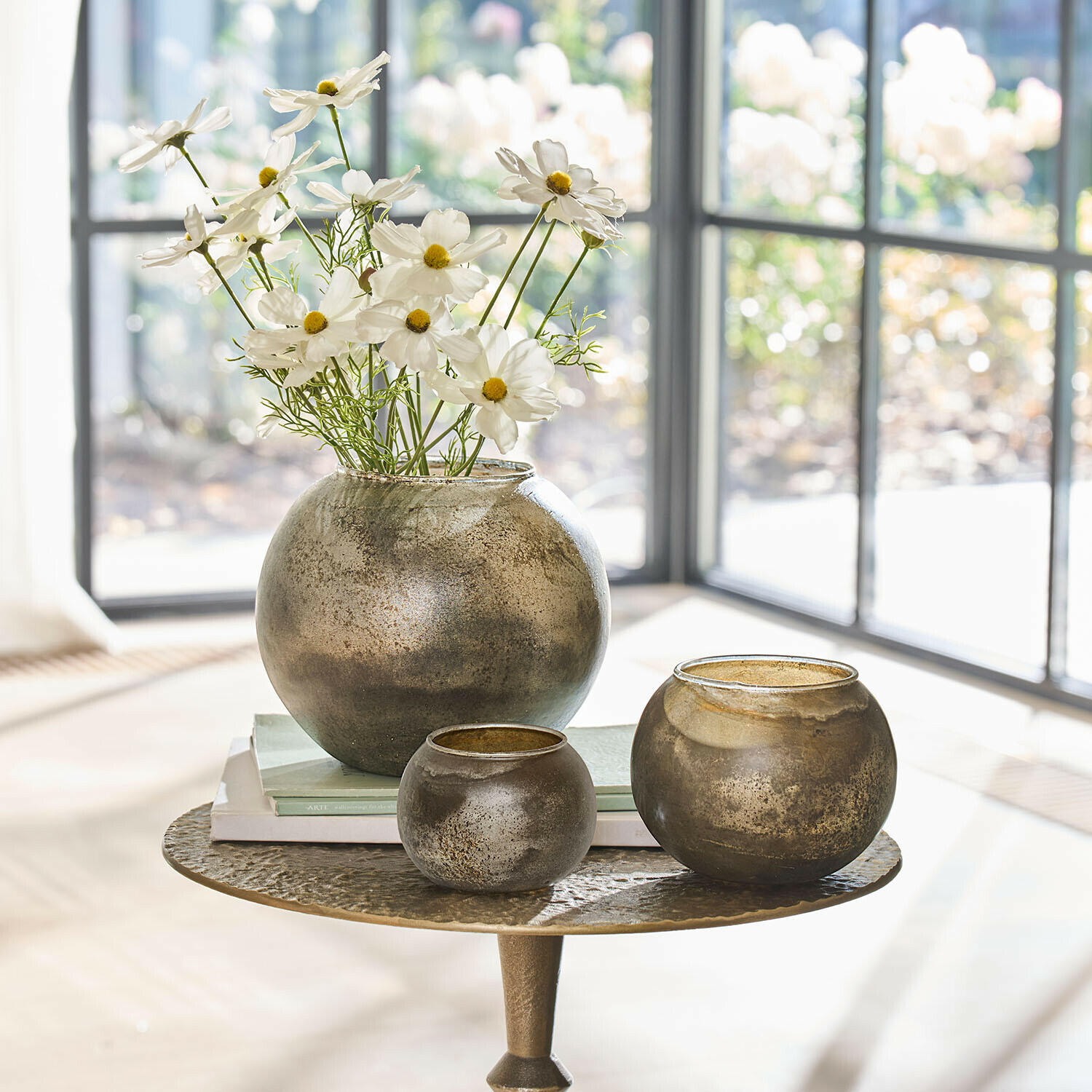 Vase 3er Set Orvellas Set mit drei runden Glasvasen in Antikgold auf Tisch mit Blumen und Büchern dekoriert