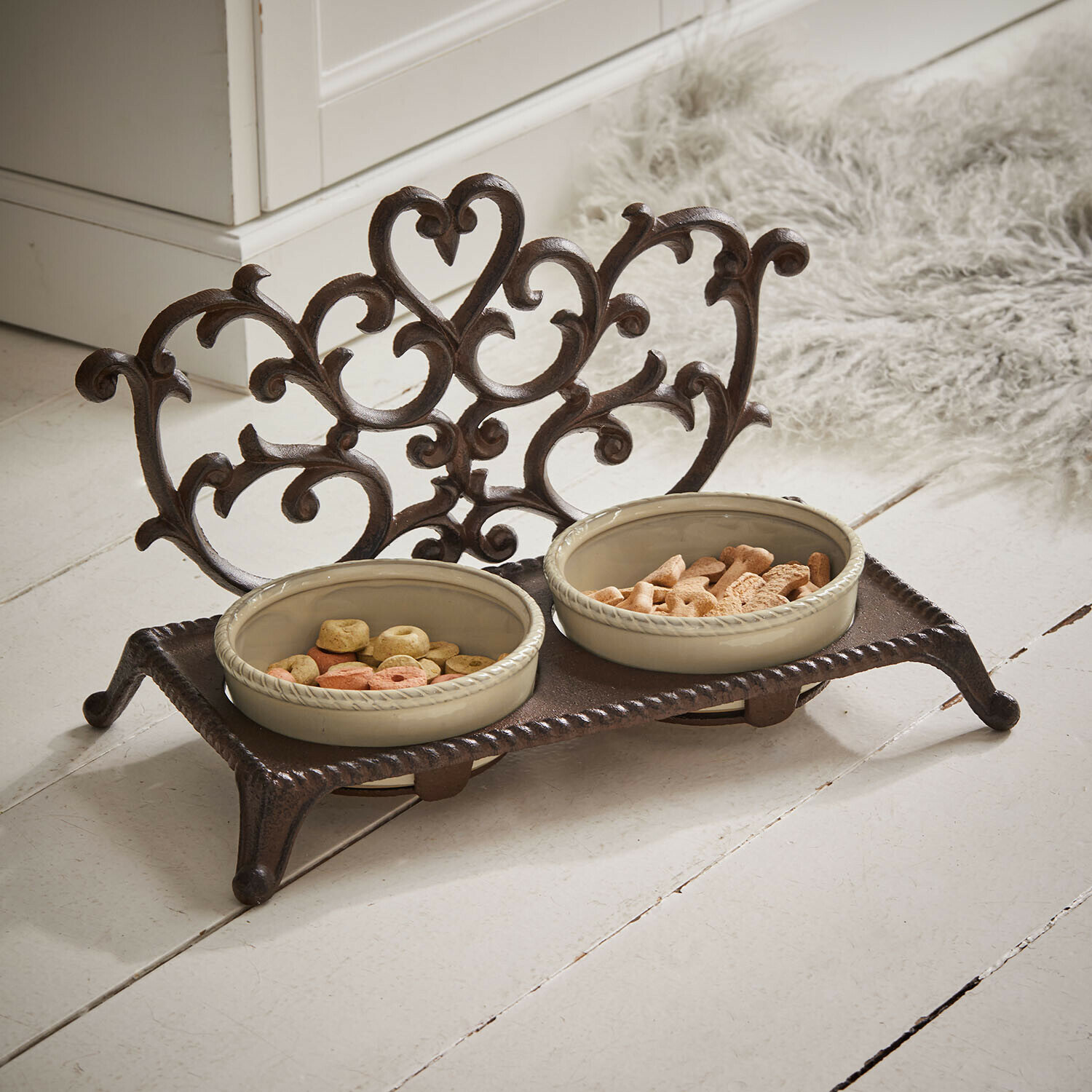 Doppelter Keramiknapf in einem Ständer aus Schmiedeeisen im Vintage-Stil für Haustiere