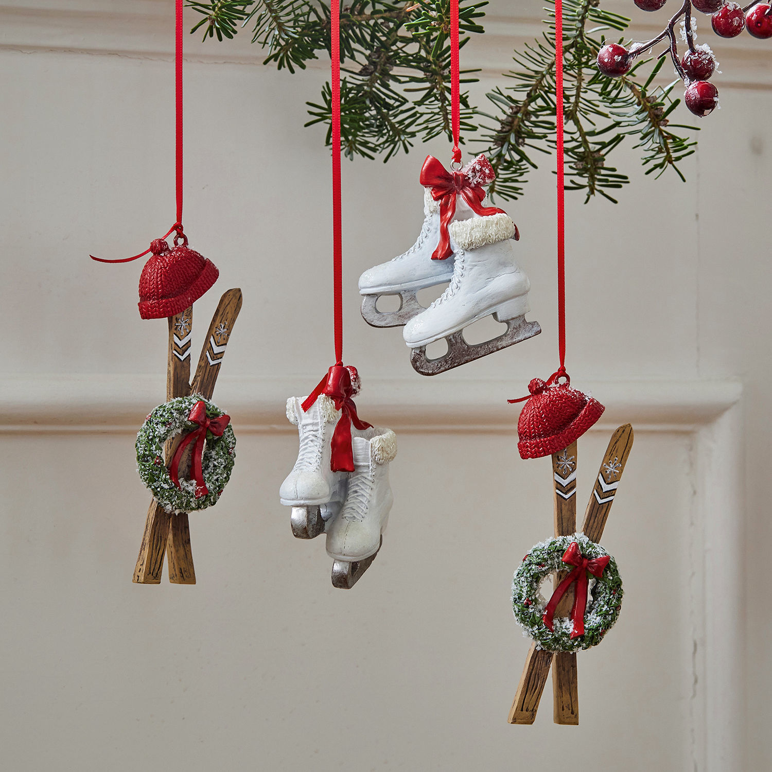 Anhänger 4er Set Papeta Weihnachtsschmuck mit weissen Schlittschuhen, roten Mützen und grünen Kränzen mit roten Schleifen