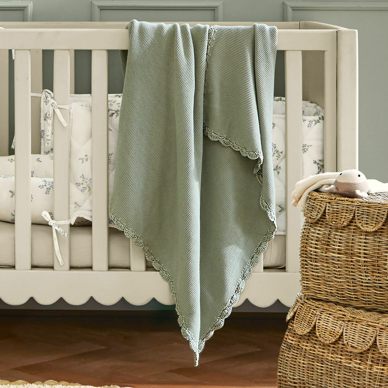 Plaid Nymariel Weiche grüne Baumwolldecke mit Spitzenrand fürs Babybett, Kinderzimmerdekoration