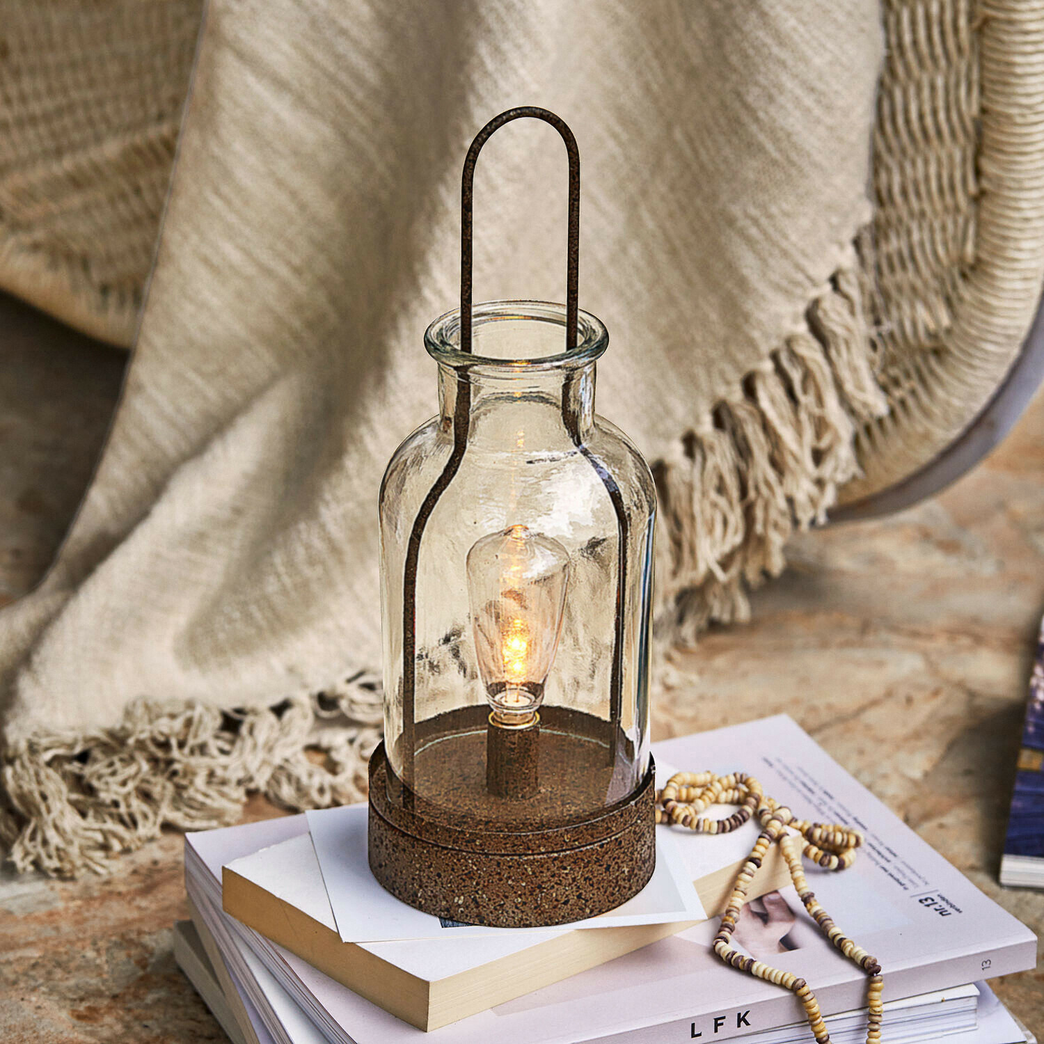 LED-Laterne Falirah Glaslaterne mit rostfarbener Metallbasis, dekorative Tischlampe auf Büchern