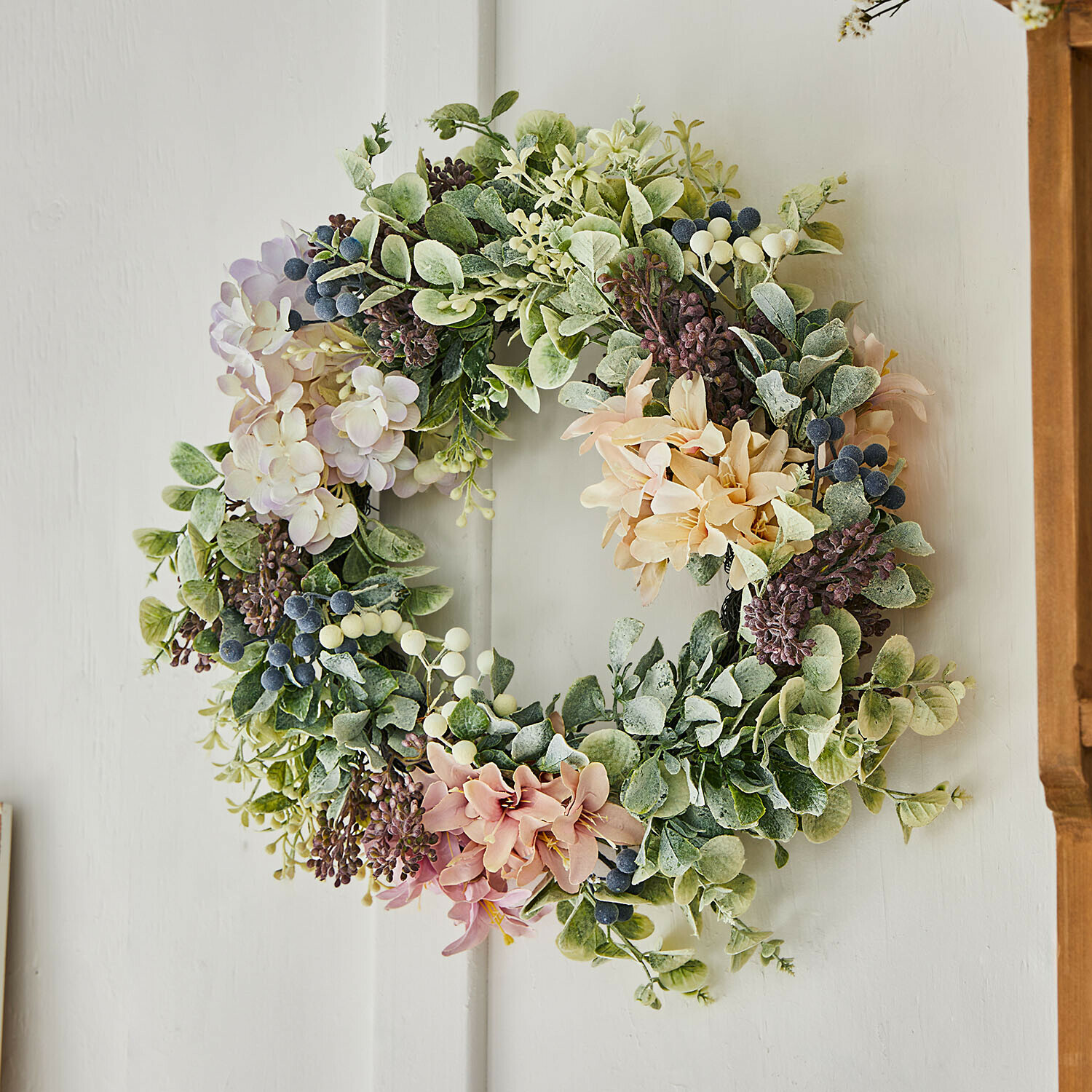 Kranz Parélys Dekorativer Kranz mit grünen Blättern und pastellfarbenen Blumen als Frühlingsdekoration