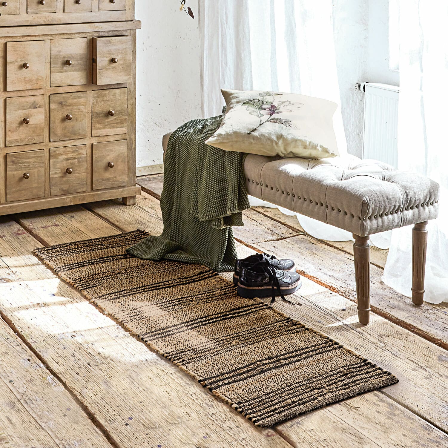Läufer Lantenot Schmaler Läufer aus Naturmaterial in Beige-Schwarz auf Holzboden in hellem Raum