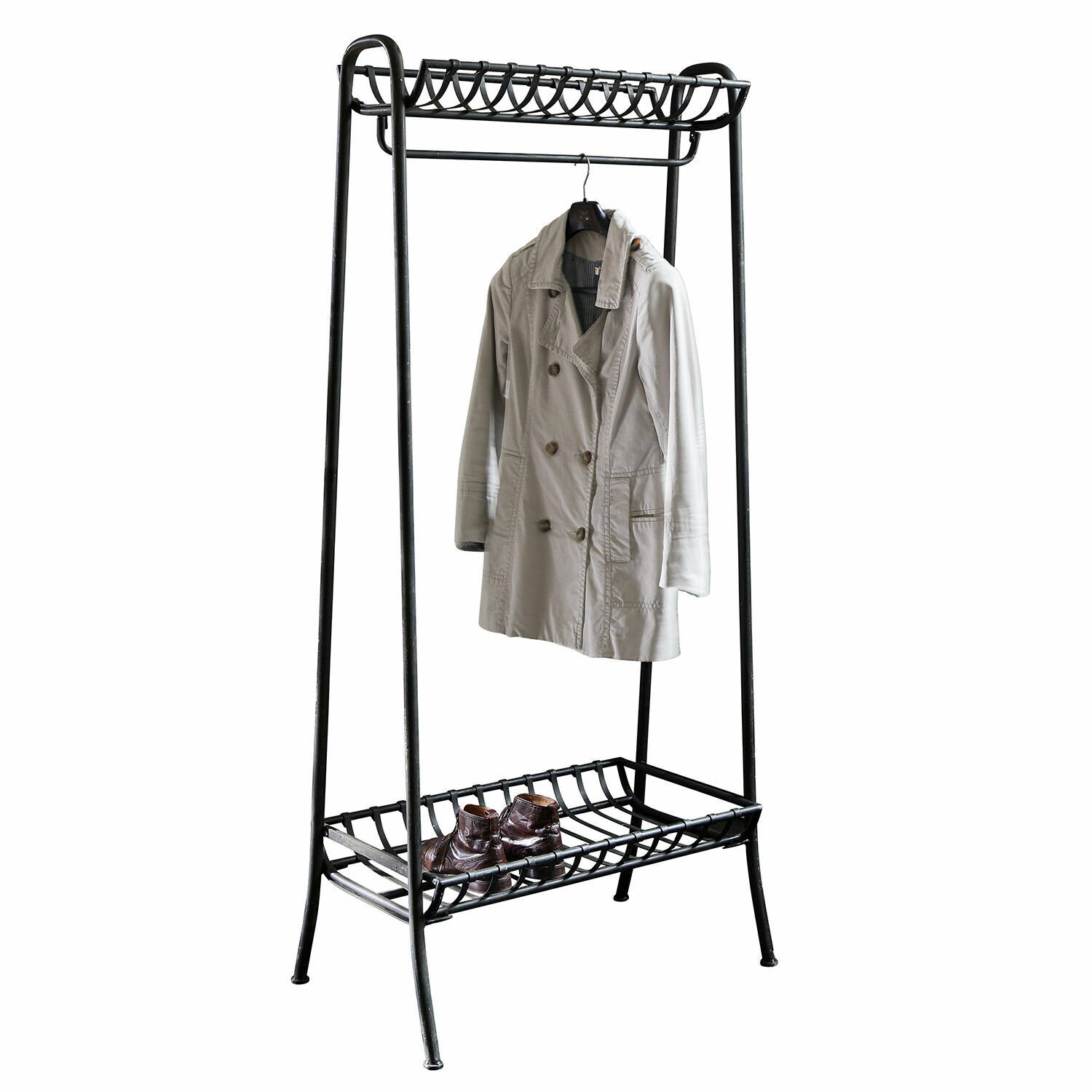 Garderobe Downey Schwarzer Metall-Garderobenständer mit Schuhablage und beigem Mantel, praktisches Möbelstück für den Eingangsbereich