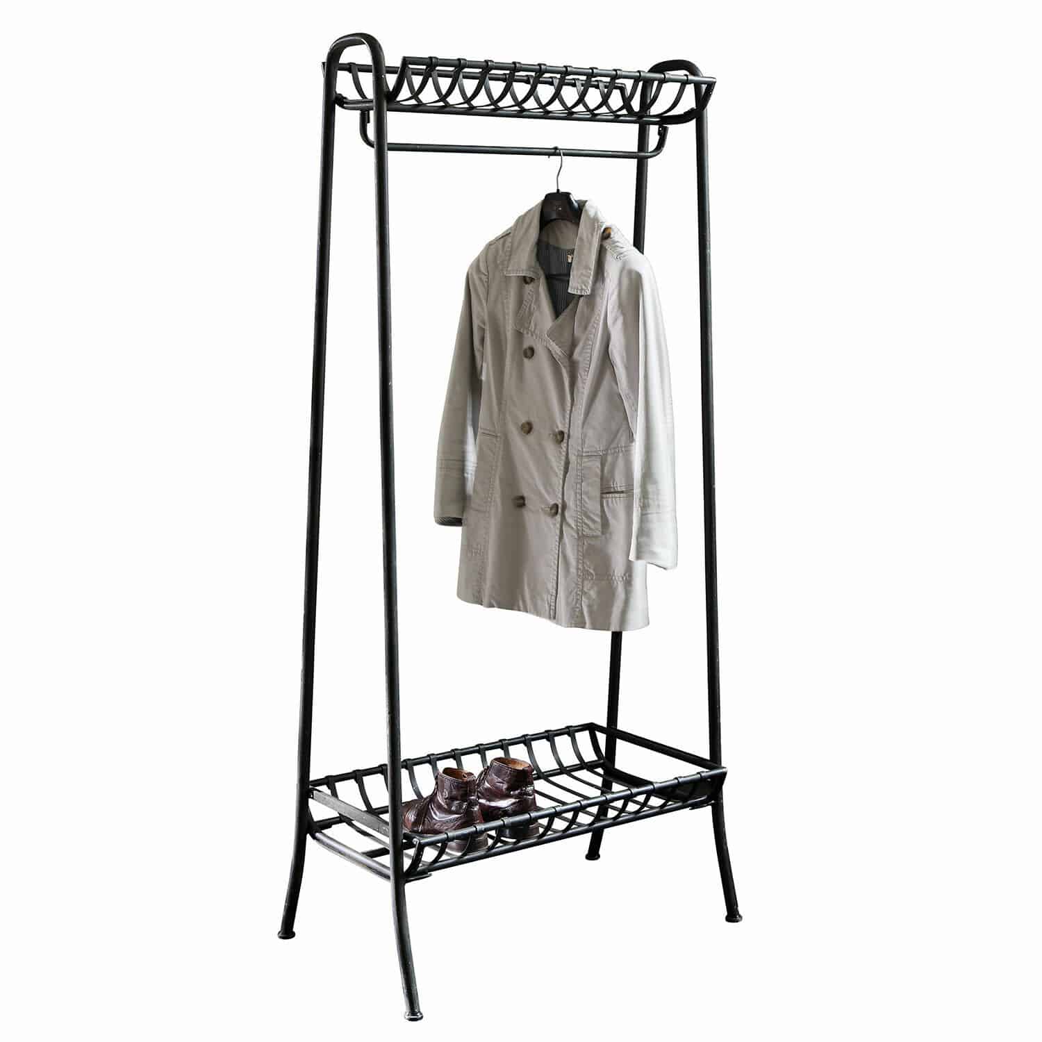 Garderobe Downey Schwarzer Metall-Garderobenständer mit Schuhablage und beigem Mantel, praktisches Möbelstück für den Eingangsbereich