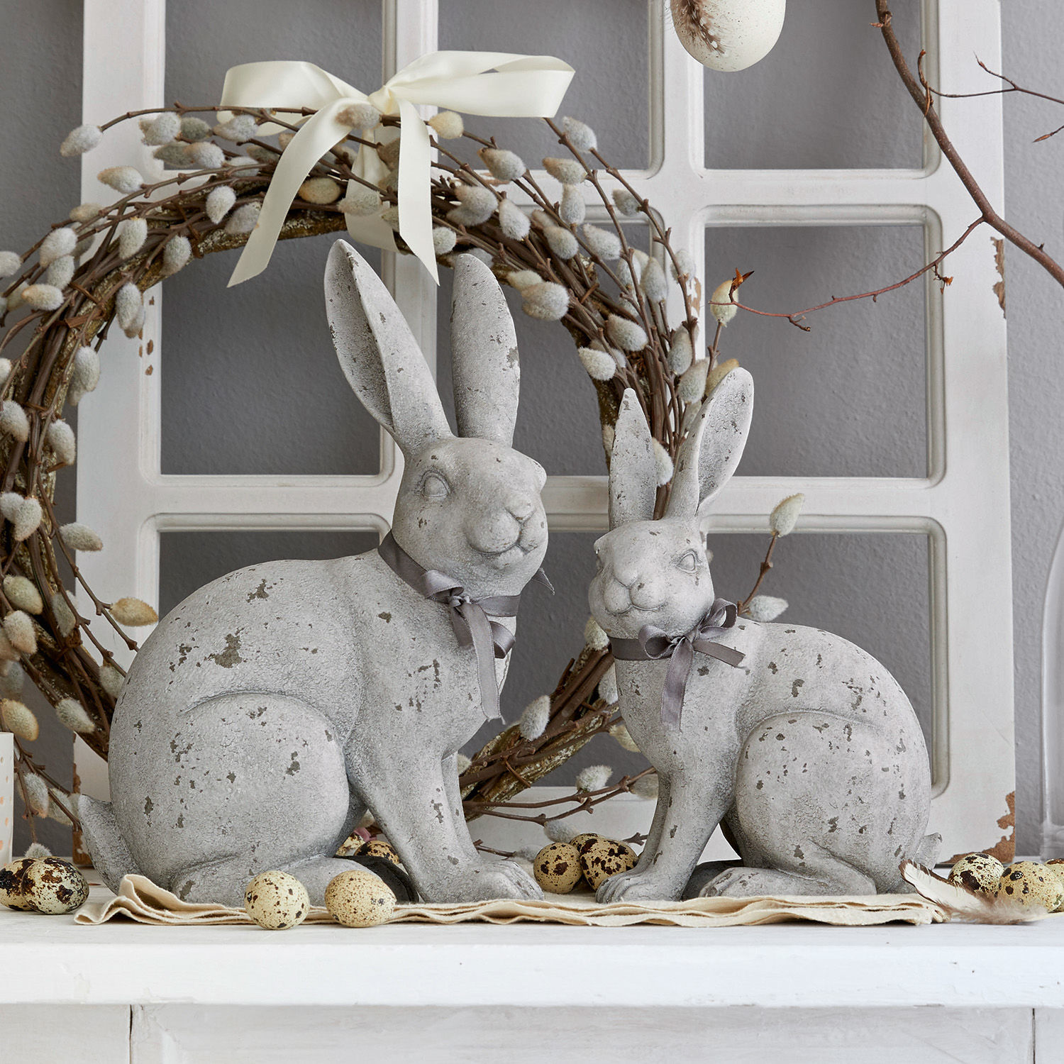 Hase 2er Set Jaienne Graue Hasenfiguren aus steinähnlichem Material als frühlingshafte Wohnraumdekoration.