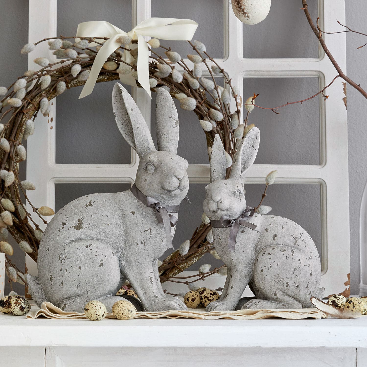 Hase 2er Set Jaienne Graue Hasenfiguren aus steinähnlichem Material als frühlingshafte Wohnraumdekoration.