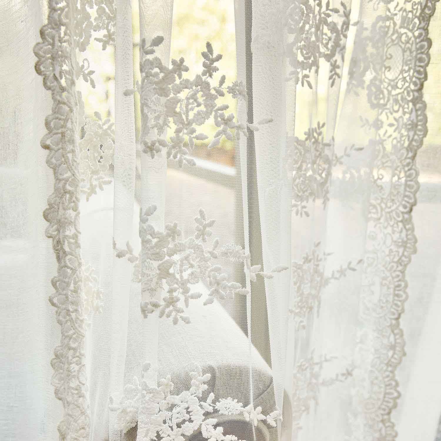 Feiner weisser Gardinenvorhang mit besticktem Blumenmuster, leicht und transparent für Fensterdekoration