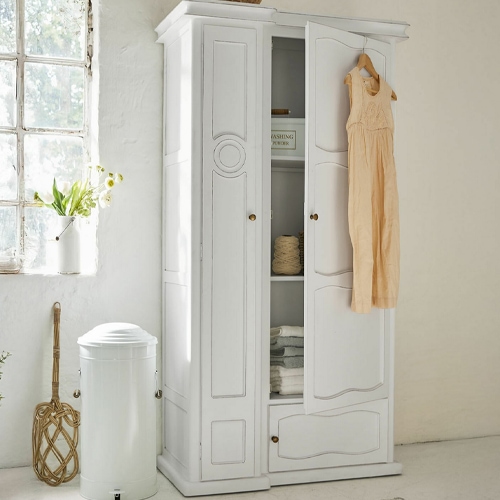 Weisser Holzschrank mit dekorativen Türen und Schublade, Vintage-Stil zur Aufbewahrung von Kleidung