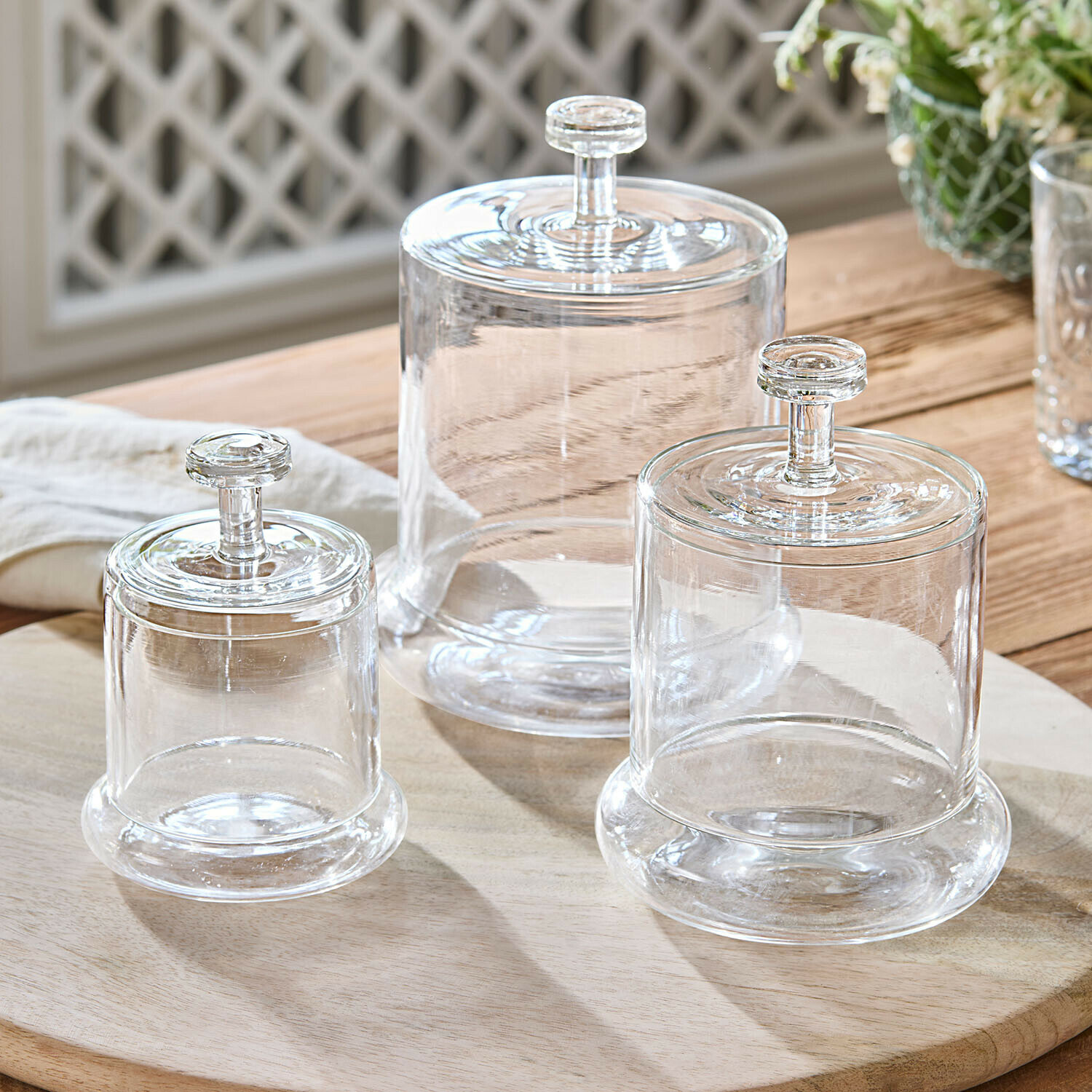 Dose 3er Set Oirlan Set mit drei transparenten Glasbehältern mit Deckeln auf Holzbrett zur Aufbewahrung