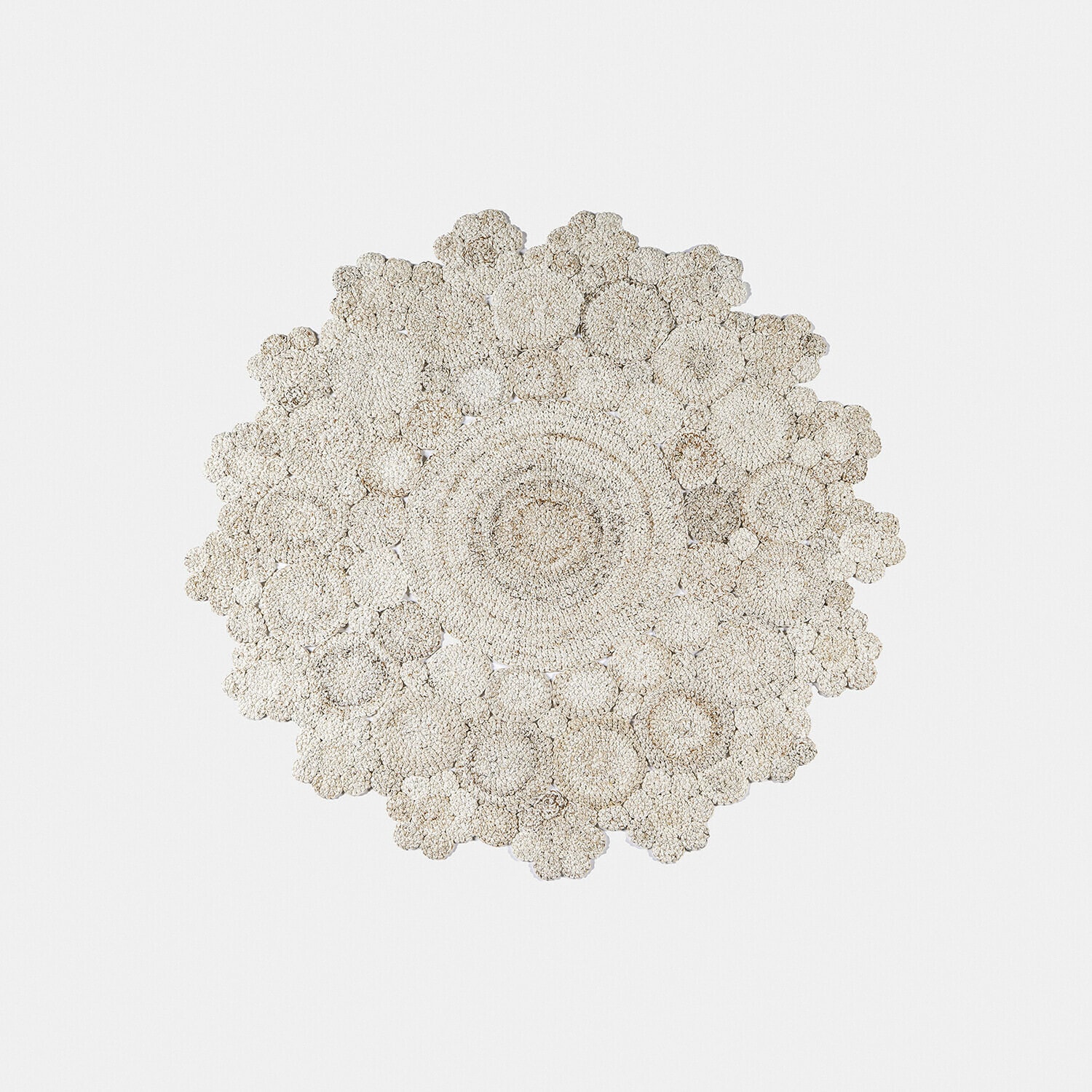 Runder Teppich aus Naturmaterial in hellem Beige mit Blumenmuster, elegante Wohnraumdekoration