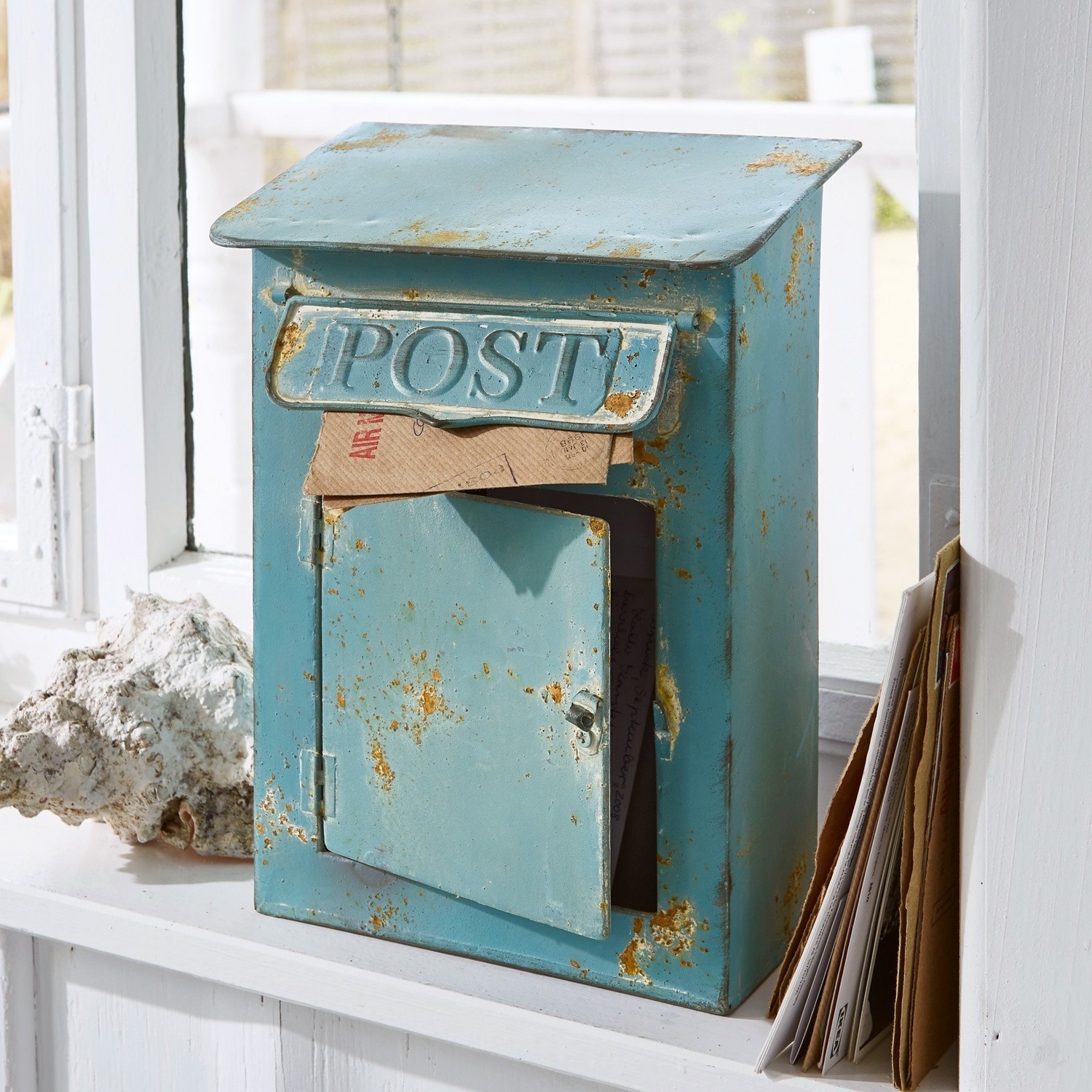Deko-Briefkasten Boîte Postale Blauer Metallbriefkasten mit Rostoptik und offener Tür, gefüllt mit Briefen