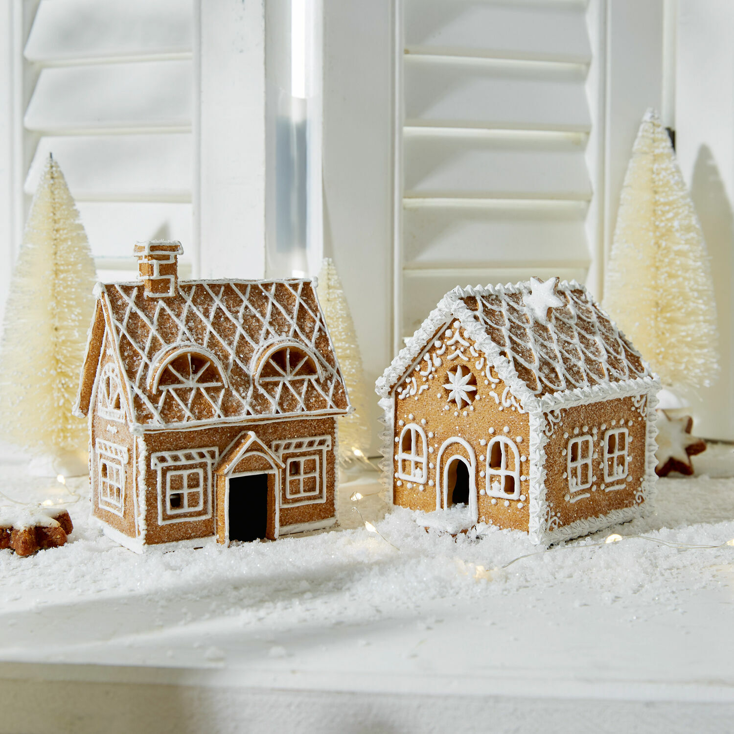 Deko-Haus 2er Set Tarreau Zwei Lebkuchenhäuser mit weisser Zuckerglasur auf weihnachtlichem Tisch mit Winterdekoration