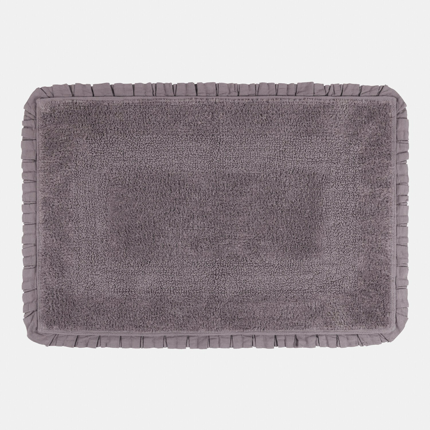 taupe Weiche Badematte Jasmin in Taupe mit dekorativem Rand und natürlichen Flip-Flops darauf