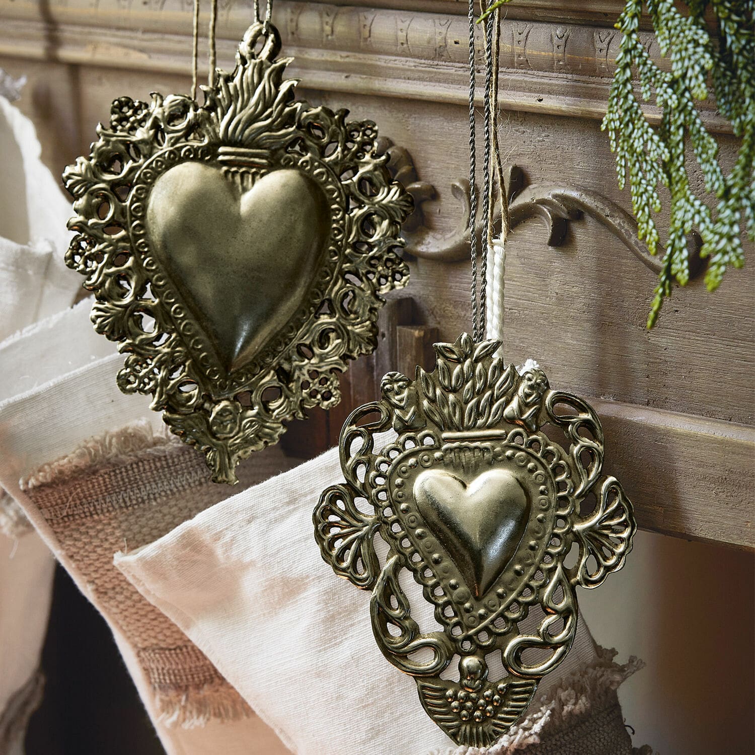 Deko-Ornament 2er Set Medes Dekorative Herzanhänger aus Metall in Altgold vor Stoff und Holz im Vintage-Stil