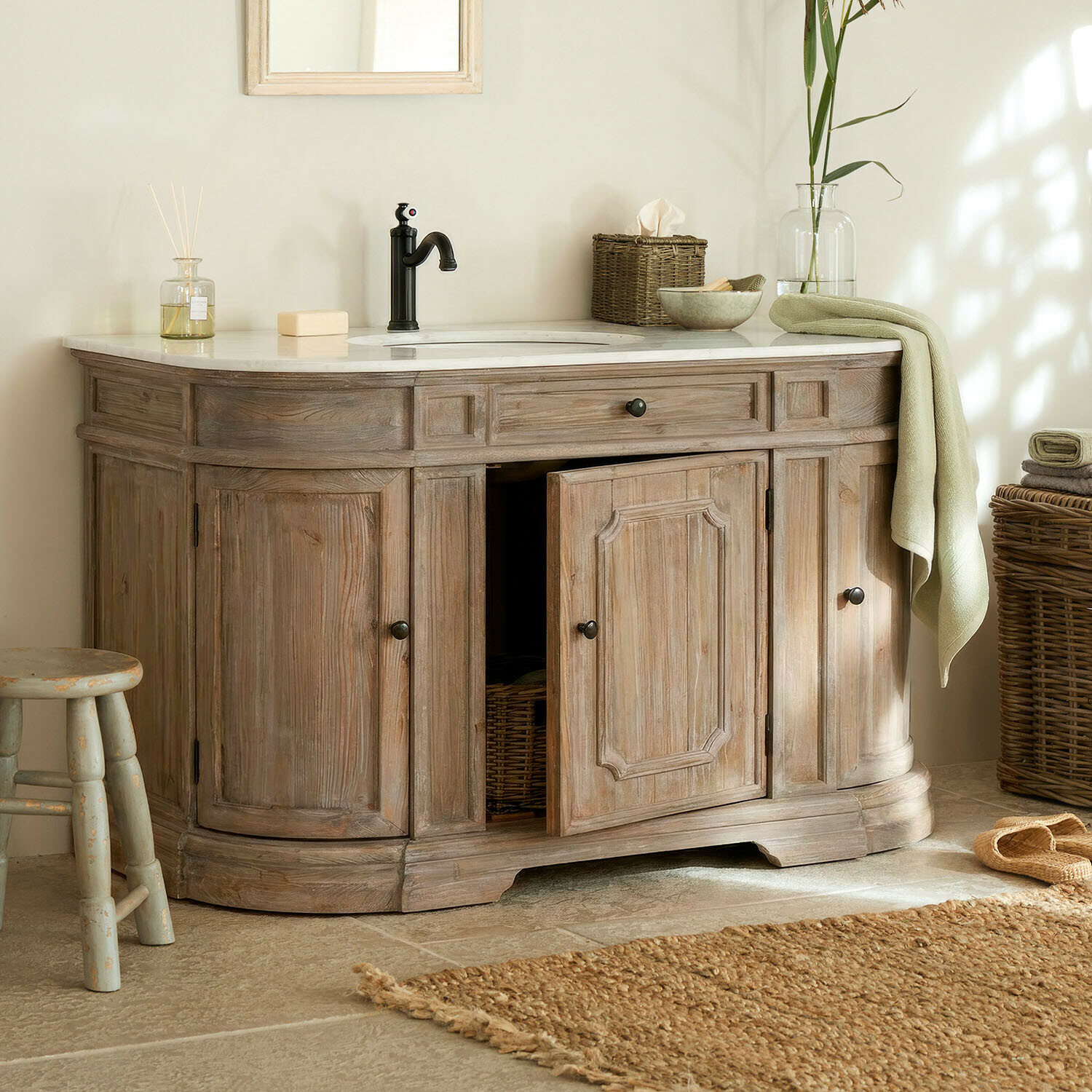 Holz-Badezimmerschrank mit Marmorplatte, schwarzem Wasserhahn, natürlichen Accessoires und Handtüchern