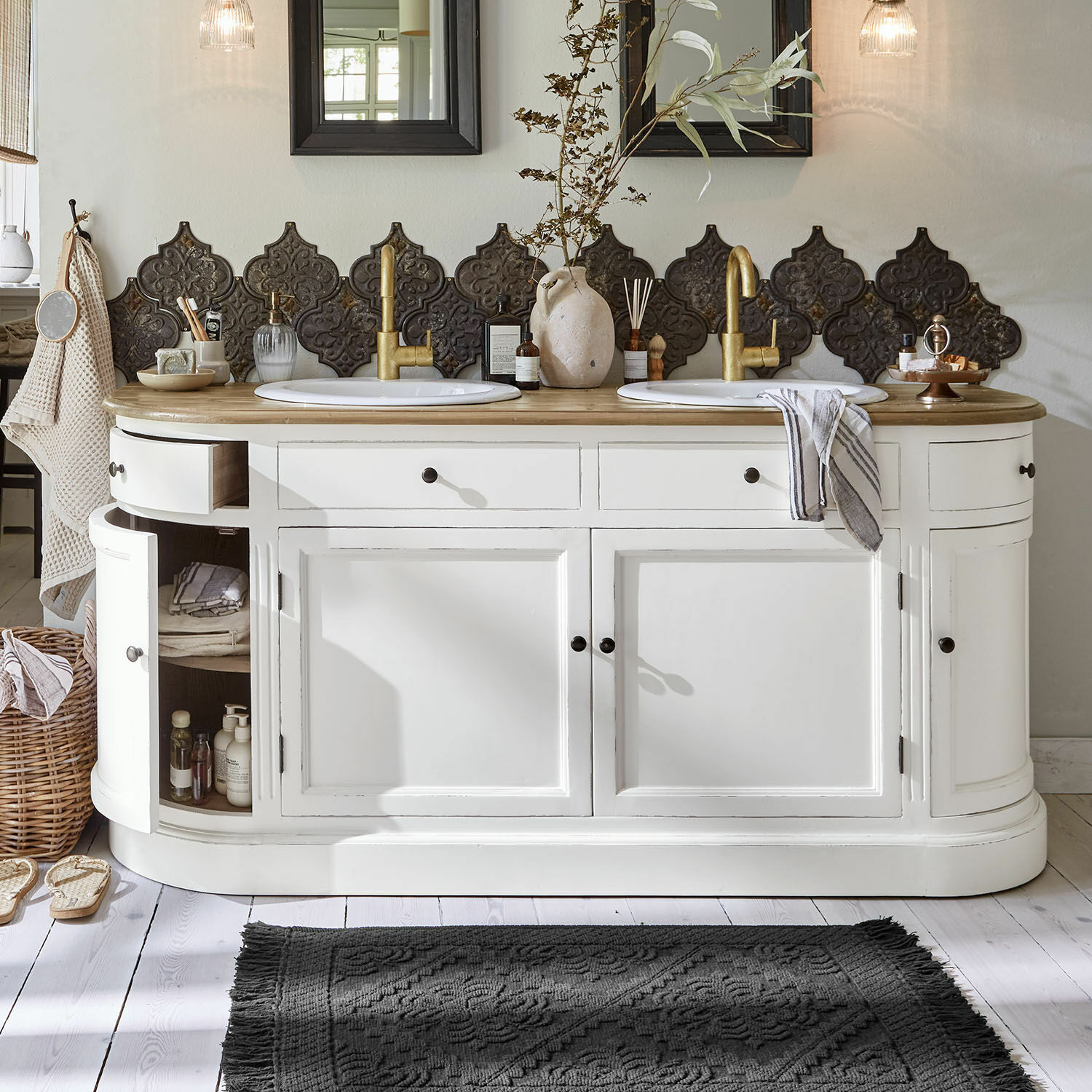 Doppelwaschtisch Louisiana Weißer Holz-Badezimmerschrank mit Doppelwaschbecken und goldenen Armaturen, dekorative Wandfliesen