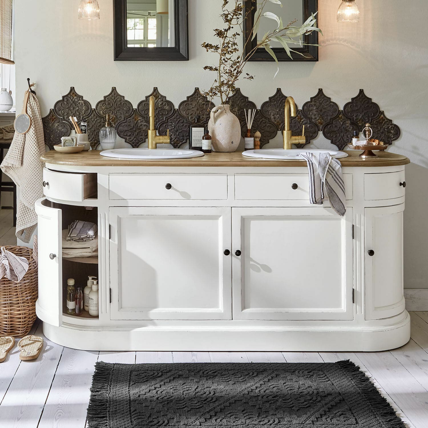 Doppelwaschtisch Louisiana Weißer Holz-Badezimmerschrank mit Doppelwaschbecken und goldenen Armaturen, dekorative Wandfliesen