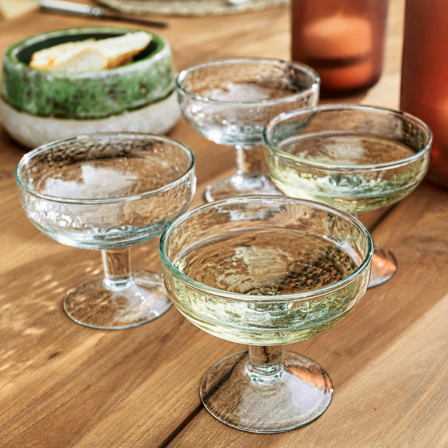 Glas 4er Set Port Vila Vier transparente Sektgläser aus strukturiertem Glas auf einem Holztisch