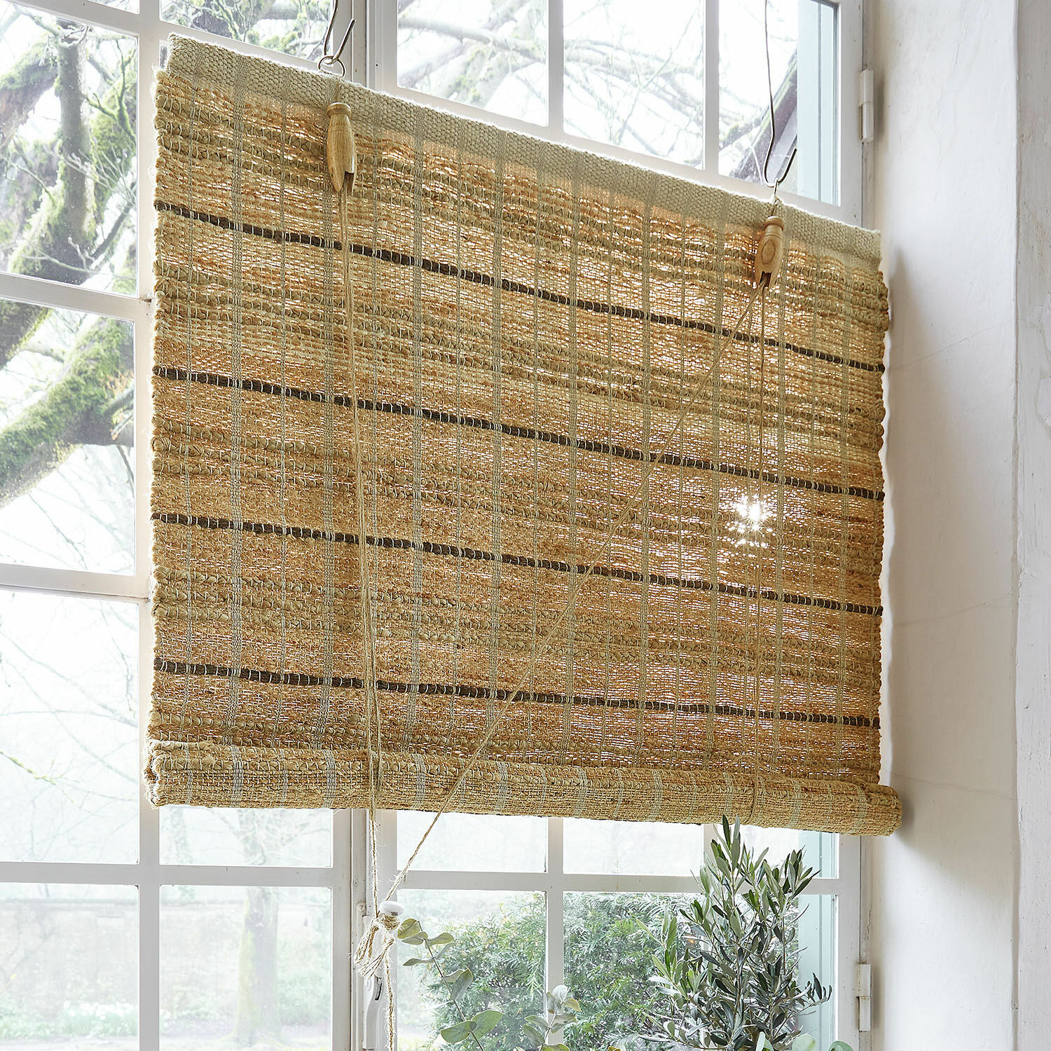 Rollo Nacarie Natürliche Jalousie aus gewebtem Material in Beige, ideal zum Dekorieren von Fenstern und als Sonnenschutz