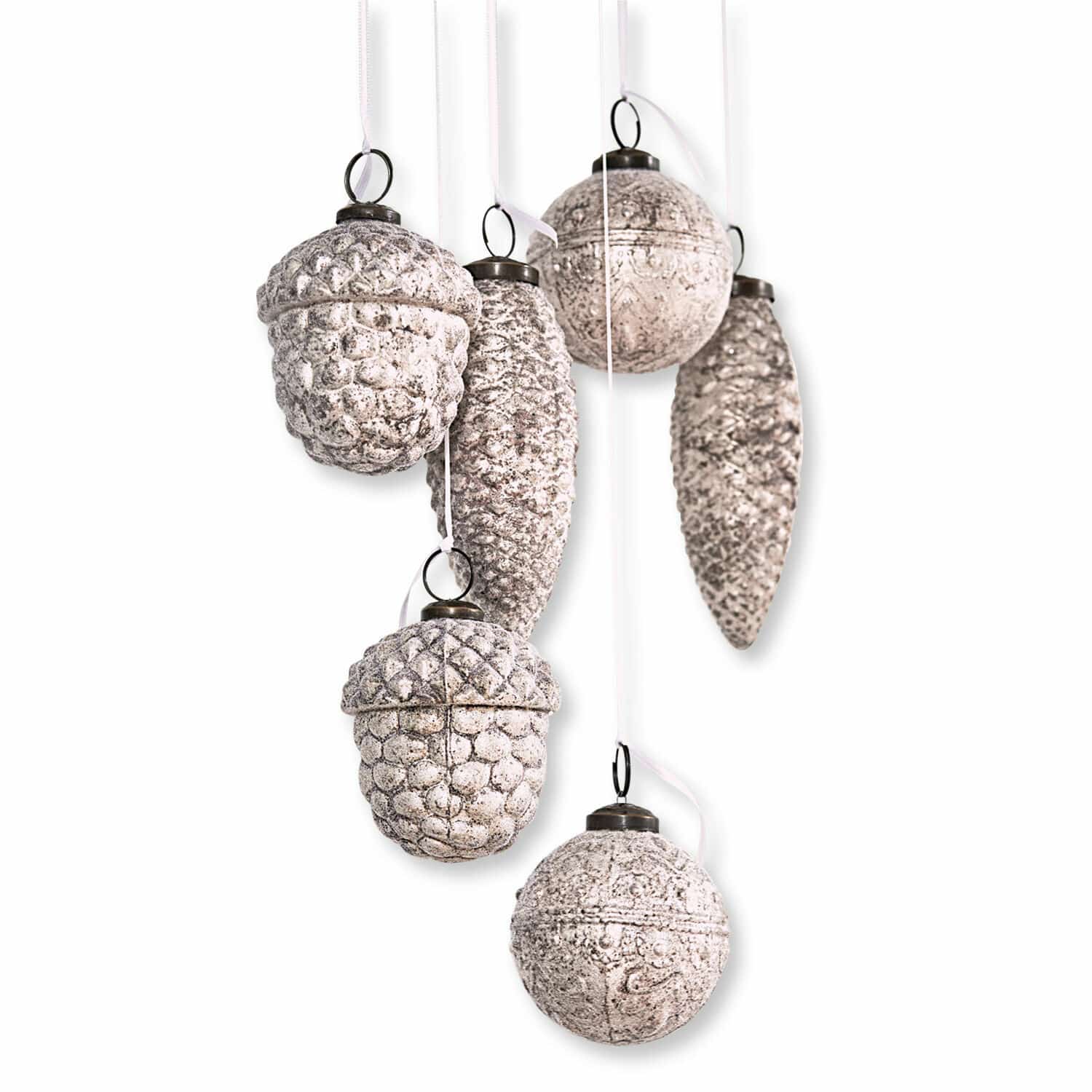 Weihnachtsschmuck 6er Set Quirat Set aus sechs Weihnachtsanhängern in Zapfen- und Eichelform mit weissem Vintage-Finish