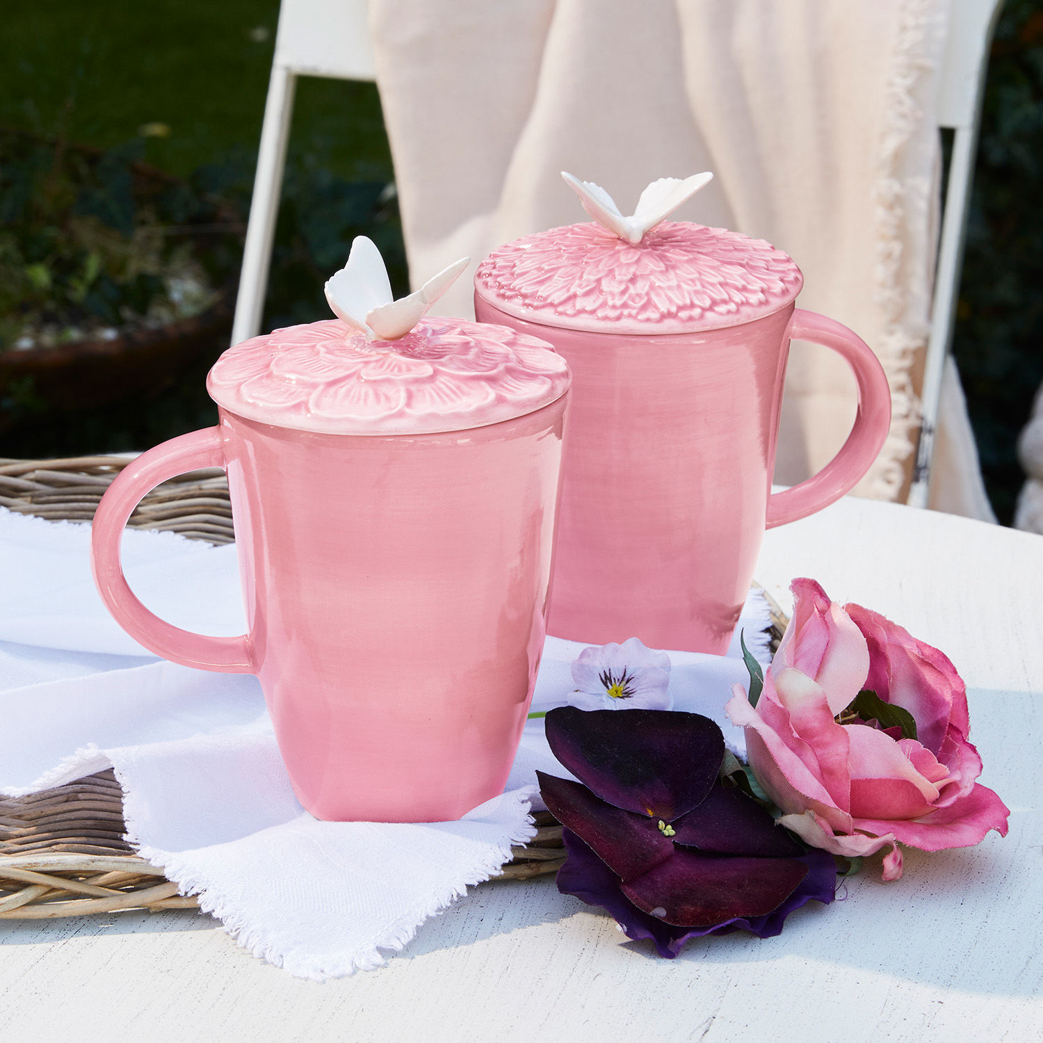 Tasse 2er Set Daireann Rosa Keramiktasse mit Deckel und weissem Schmetterling, Tischdekoration mit Blumen