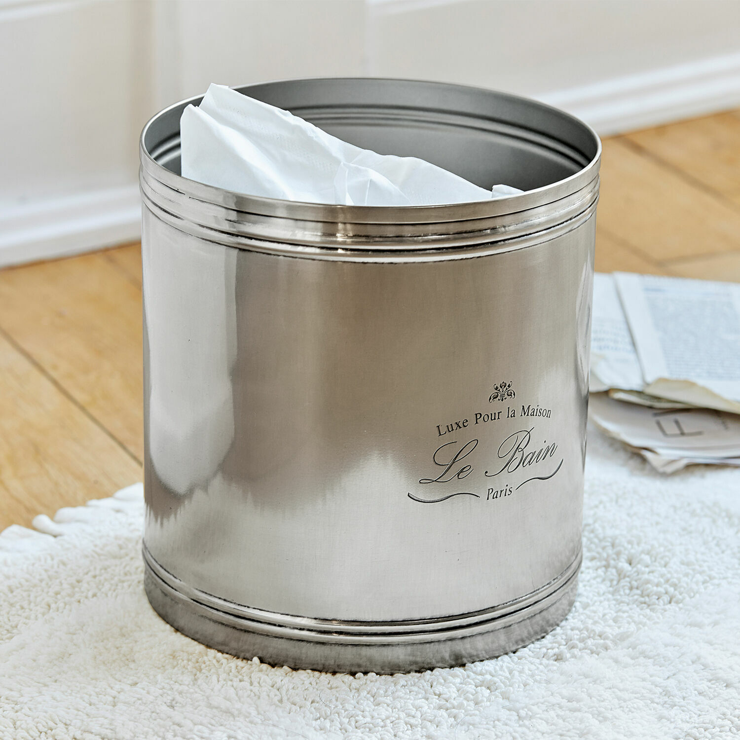 Abfalleimer Le Bain Silberner Metallbehälter fürs Badezimmer mit weissen Handtüchern, stilvolle Dekoration