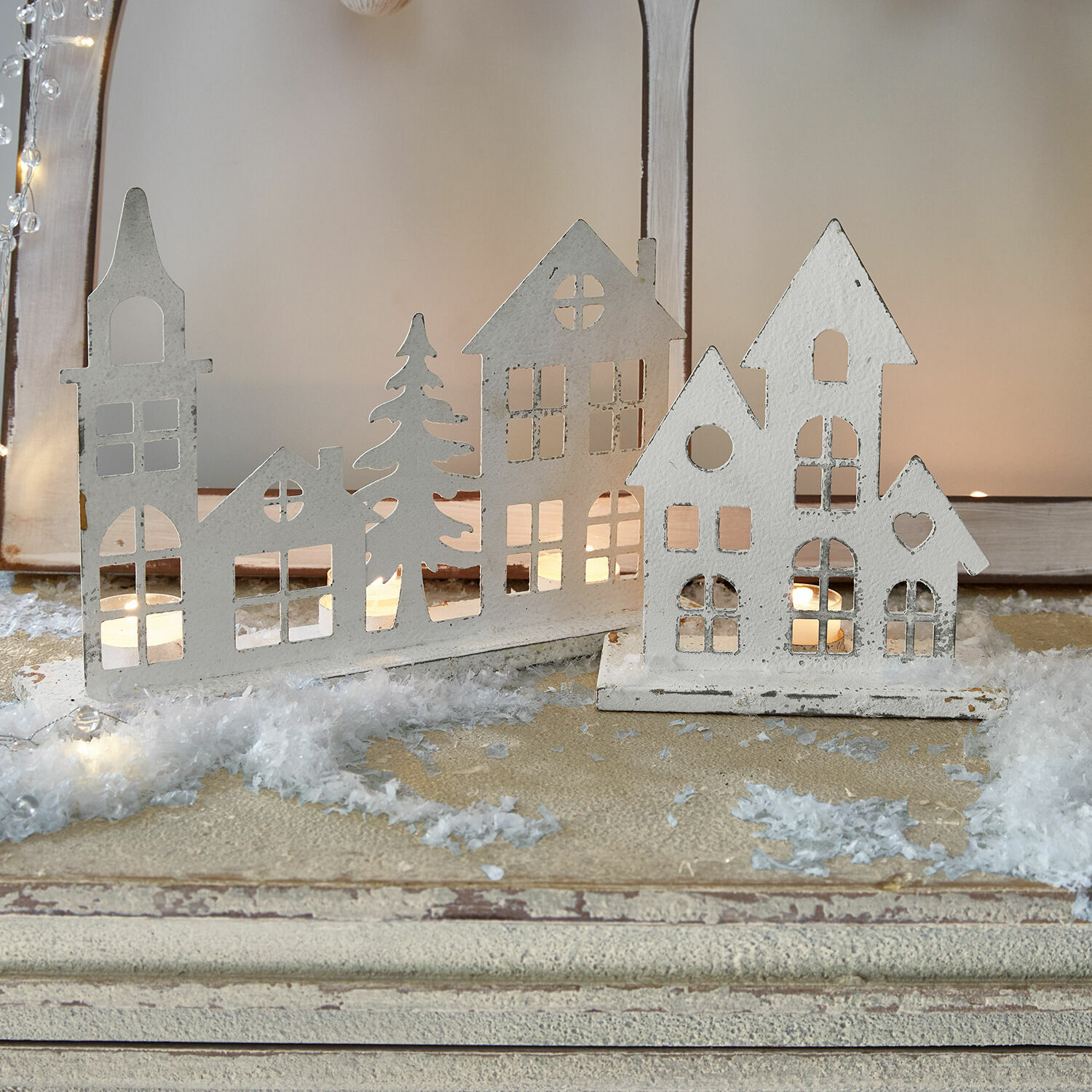 Kerzenständer 2er Set Vexano Weisse Metall-Dekohäuser mit Fensterausschnitten und Lichtern für winterliche Weihnachtsdekoration