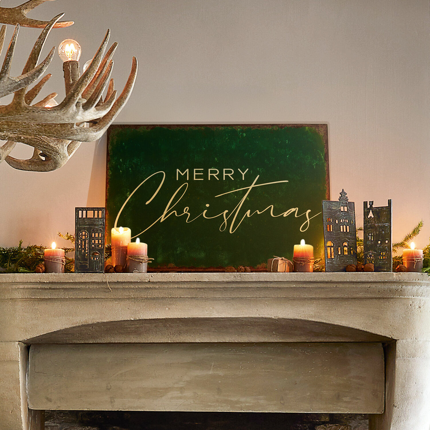 Deko-Schild Farisha Weihnachtliche Kamindekoration mit grünem Merry-Christmas-Schild und brennenden Kerzen