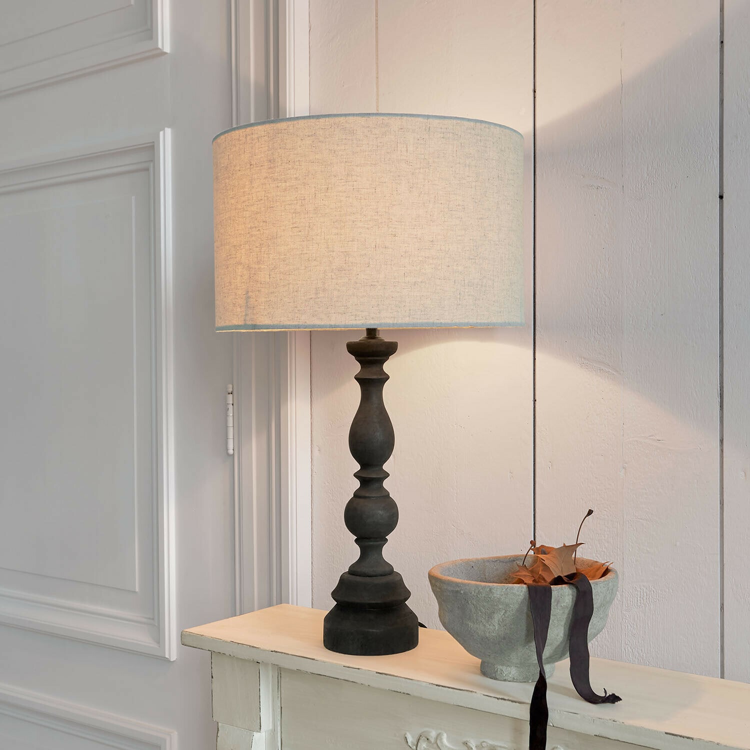 Tischlampe Freydaal Tischlampe mit schwarzem Sockel und beigem Lampenschirm auf hellem Hintergrund, Wohnaccessoire