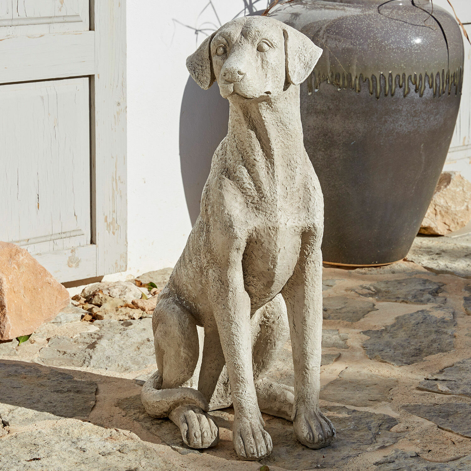 Deko-Hund Elliot Dekorative Hundeskulptur aus grauem Beton auf Steinboden für den Gartenbereich
