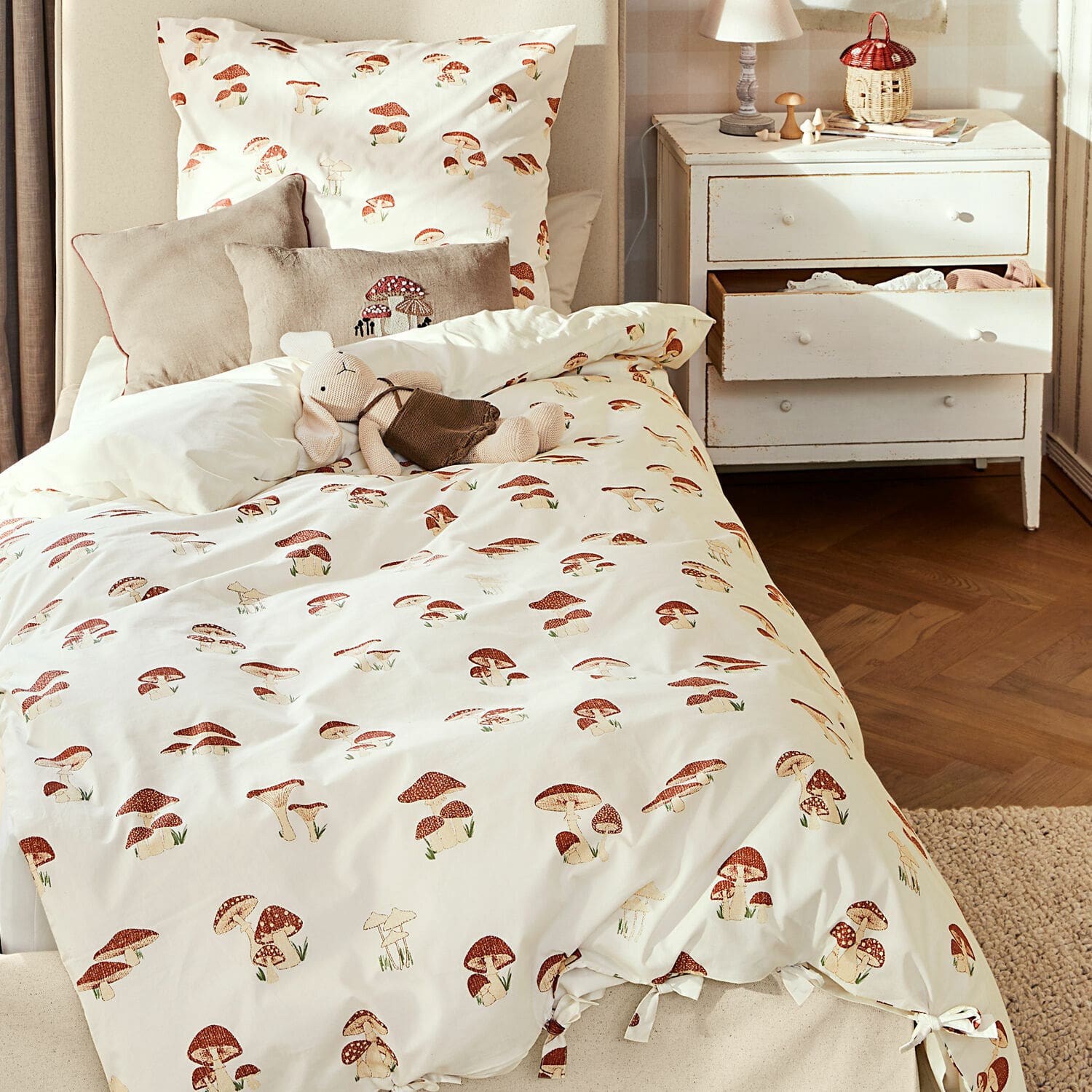 Bettwäsche Norilie Bettwäsche aus Baumwolle in Creme mit rotem Pilzmotiv, weich und dekorativ fürs Schlafzimmer.