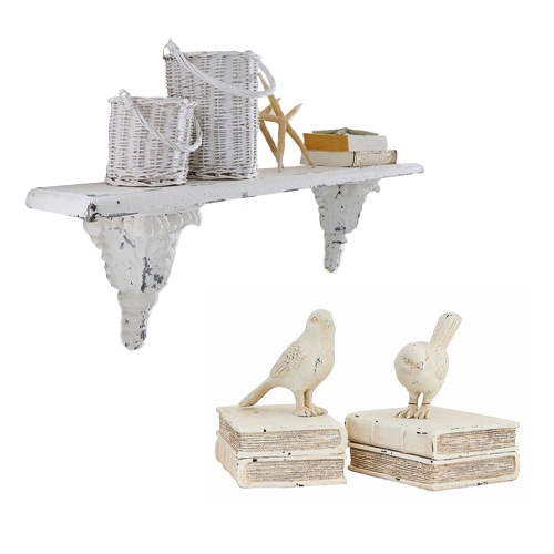 Weisses Holz-Wandregal mit dekorativen Körben und Vogel-Figuren auf Büchern im Vintage-Stil