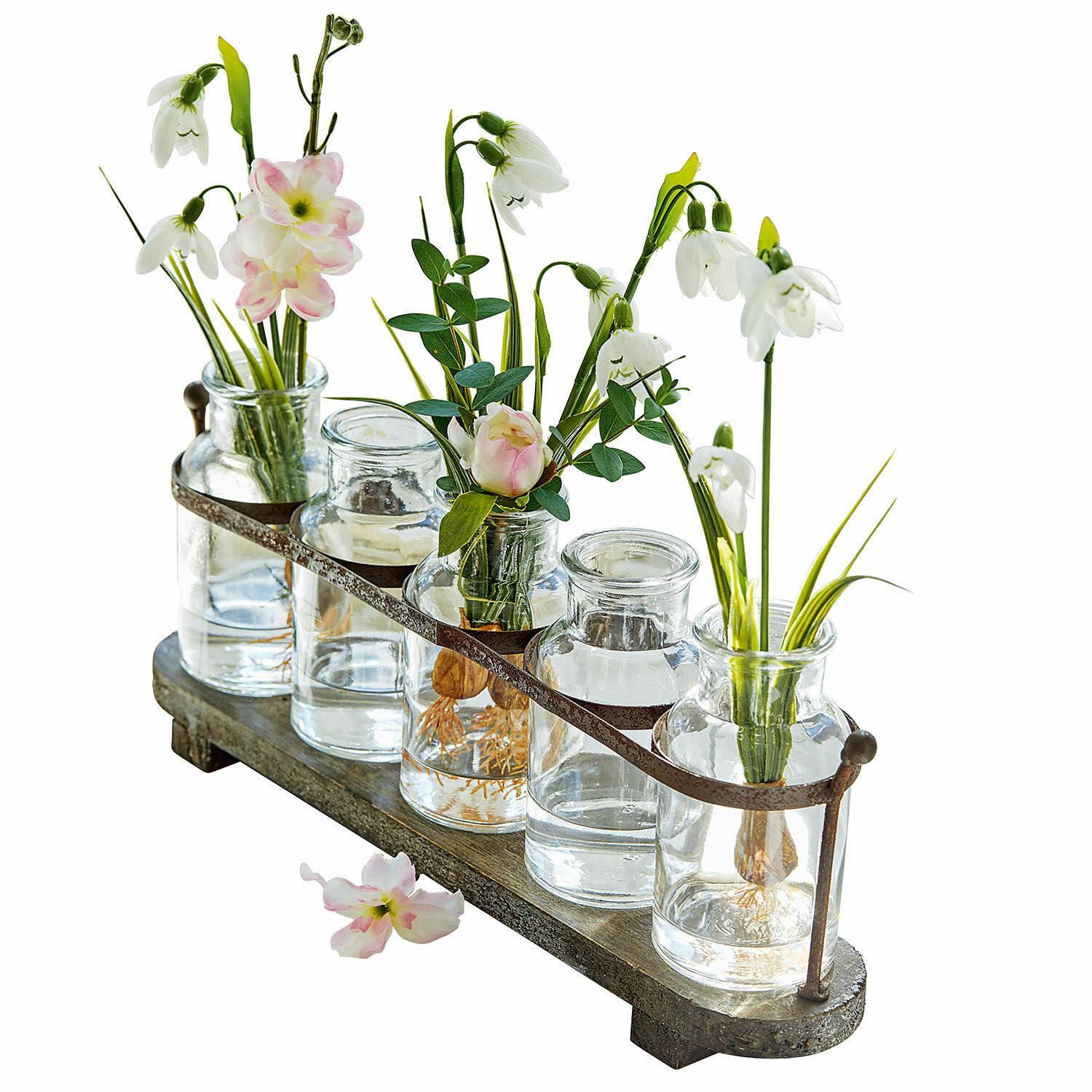 Vase 5er Set Ranjo Set aus fünf Glasvasen mit Metallgriff auf Holzbrett, dekoriert mit Blumen.