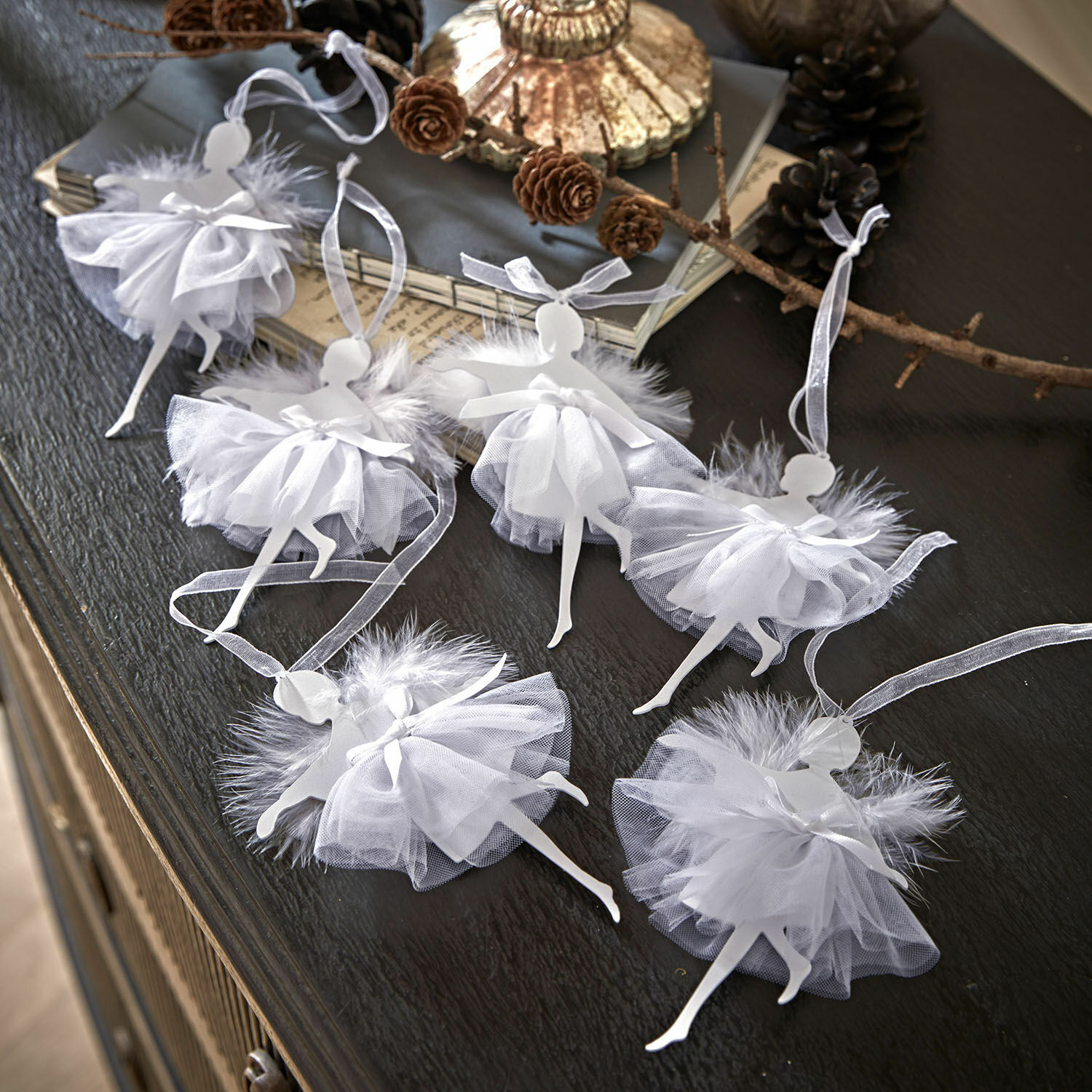 Anhänger 6er Set Ursule Set weisse Ballerina-Dekorationen aus Tüll mit Federn für festliche Weihnachtsdeko