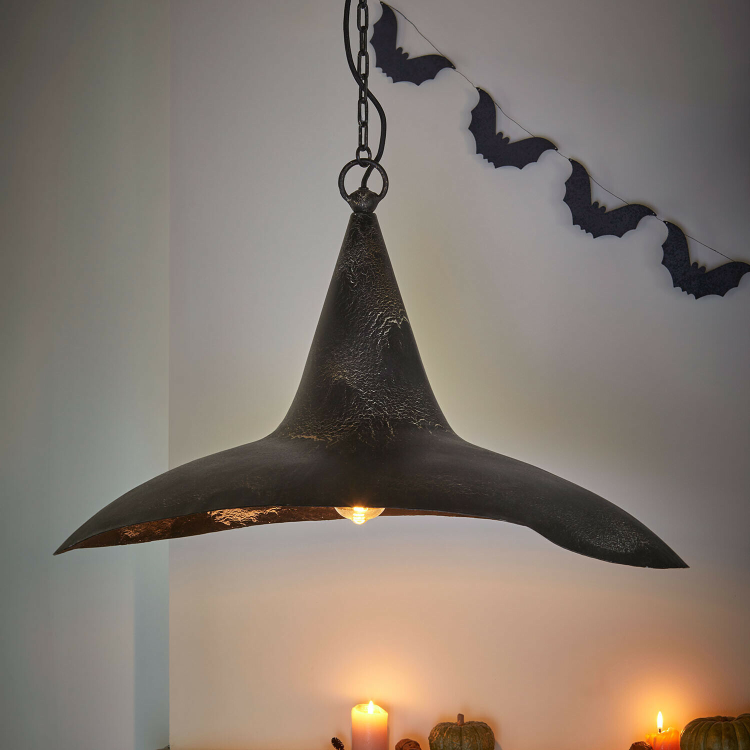 Hängelampe Maerlinna Hängeleuchte aus schwarzem Metall in Hexenhut-Form mit Fledermaus-Dekoration und Kerzenlicht