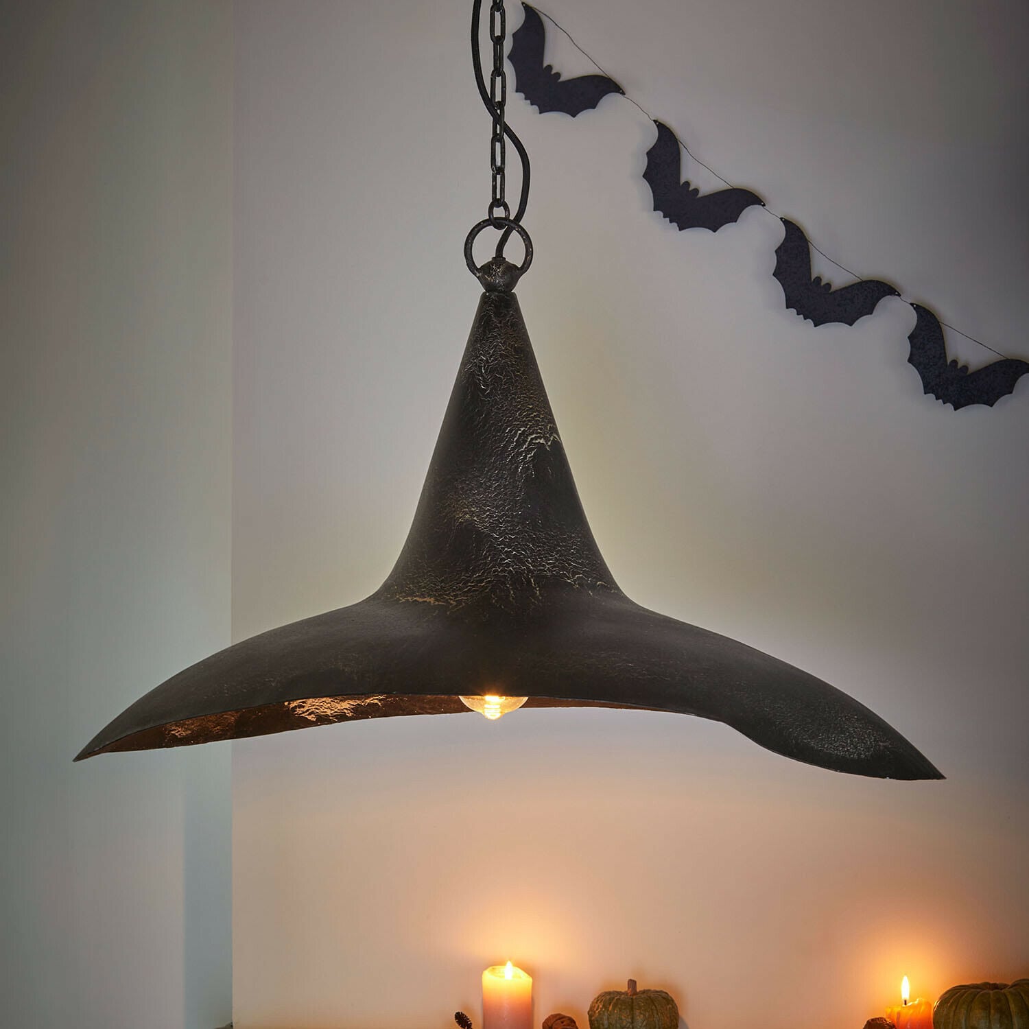 Hängelampe Maerlinna Hängeleuchte aus schwarzem Metall in Hexenhut-Form mit Fledermaus-Dekoration und Kerzenlicht