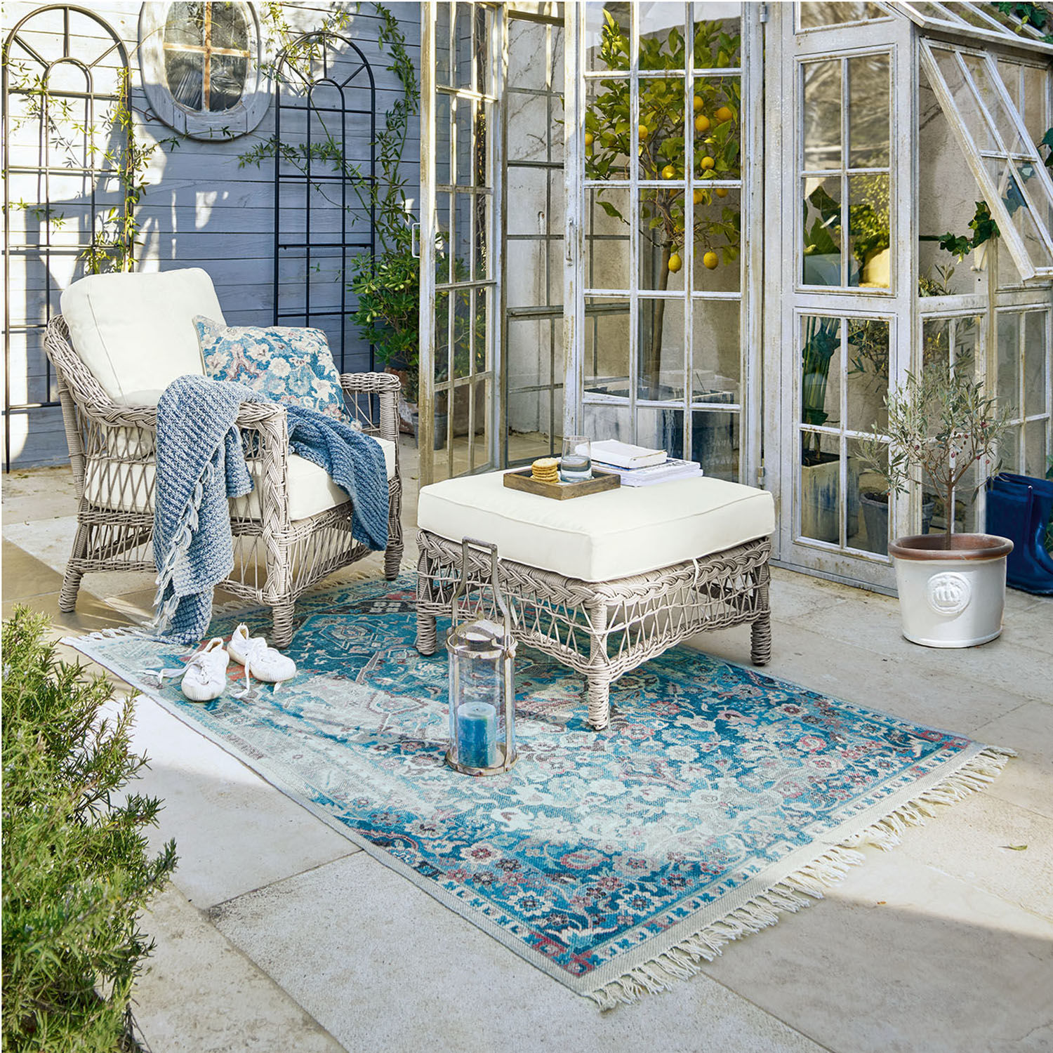 In- & Outdoor-Teppich Obair Gartenmöbel-Set aus grauem Rattan mit cremefarbenen Polstern und blauem Teppich für die Terrasse