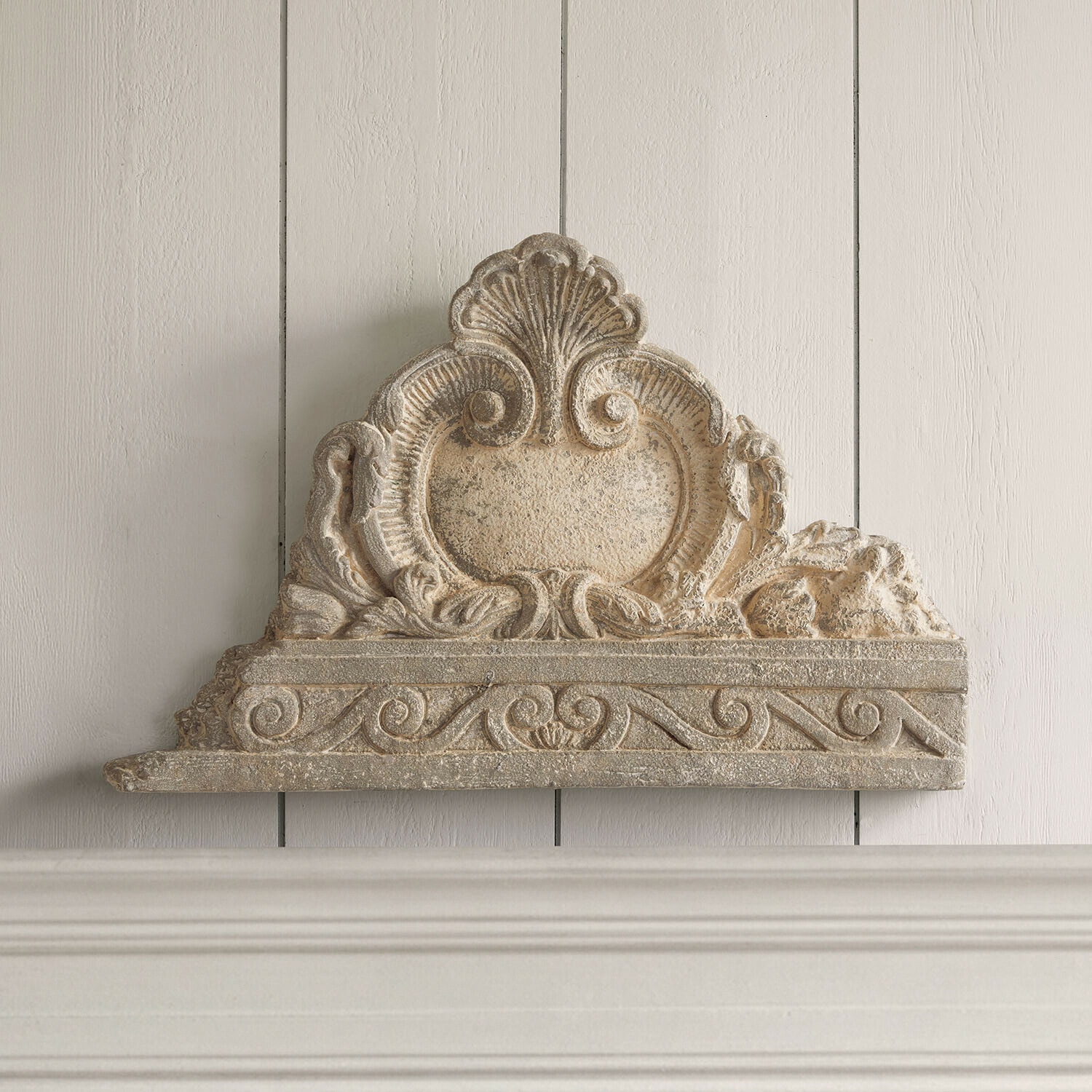 Wandornament Saveraux Dekoratives Element aus beigem Stein mit Ornamenten und klassischem Wandmuster