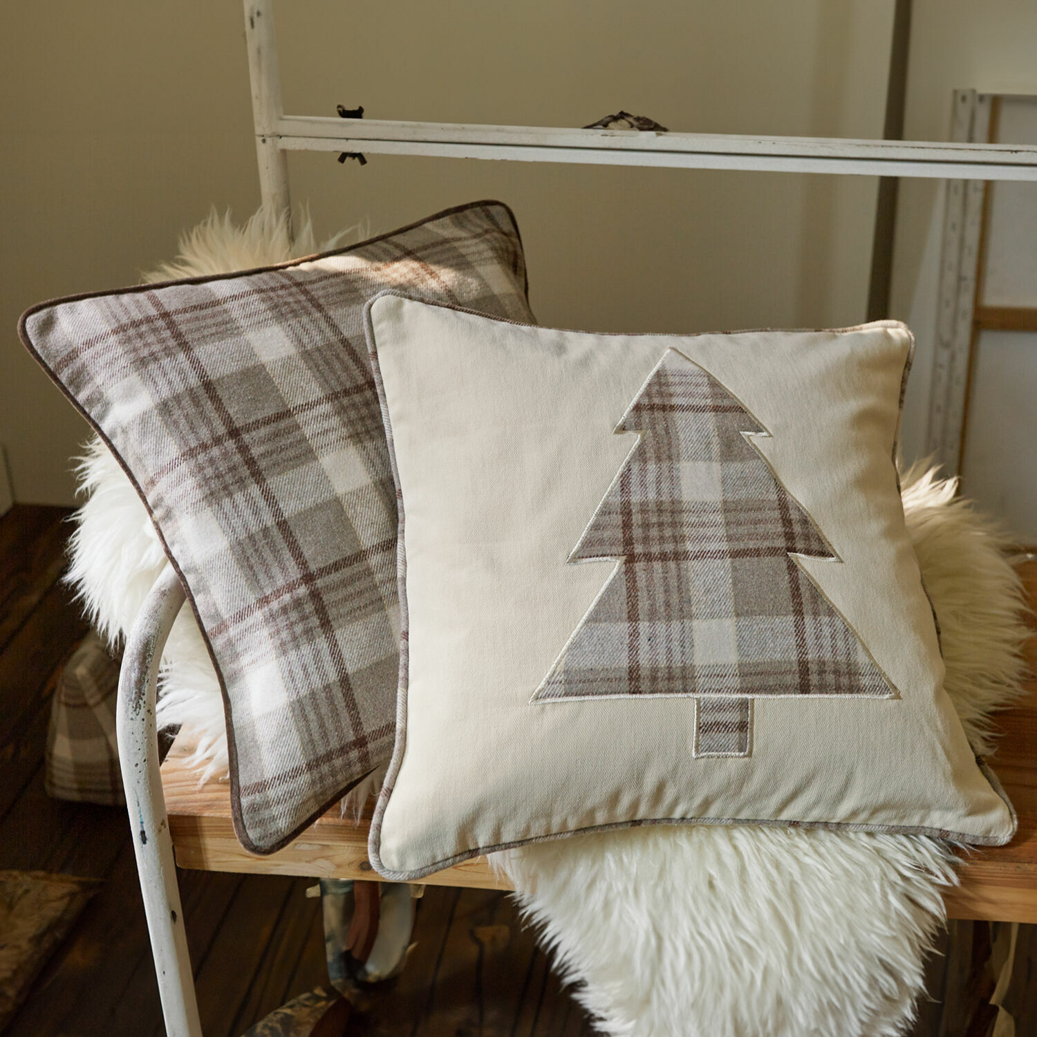 Kissenhülle 2er Set Ersac Set aus zwei dekorativen Kissen aus Baumwolle und Wolle im beige-braunen Karomuster mit Tannenbaum-Motiv