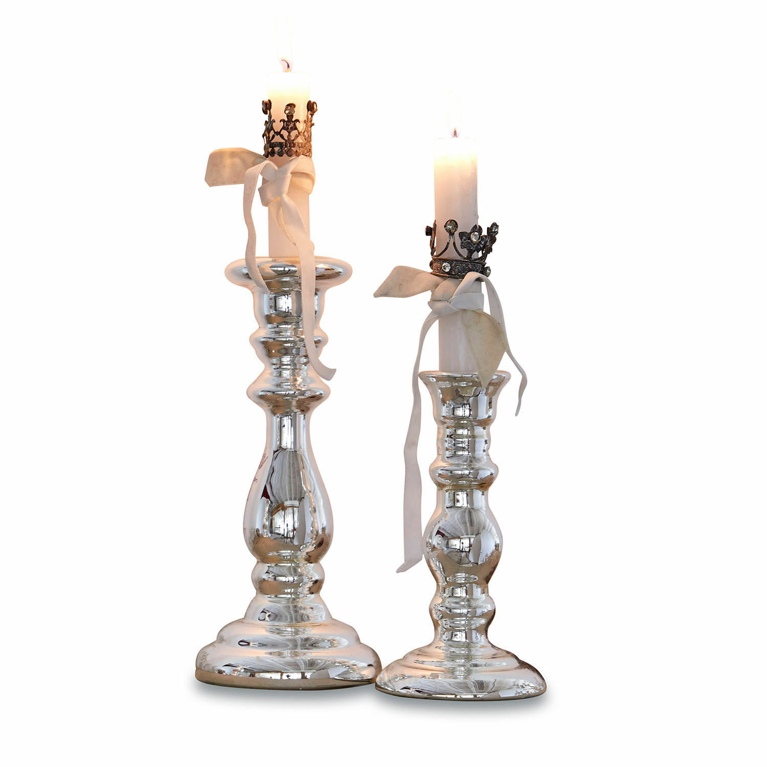 Kerzenständer 2er Set Gao Zwei silberne Metallkerzenhalter mit weissen Kerzen und dekorativen Bändern, Tischdekoration
