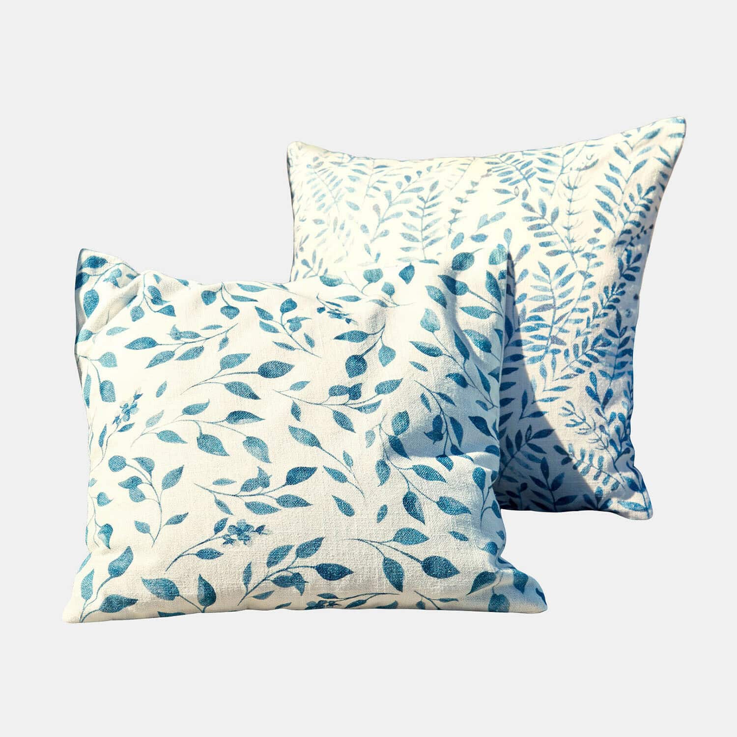 Kissenhülle 2er Set Ocevara Zwei dekorative Baumwollkissen in Creme mit blauem Blattmuster, elegante Wohntextilien