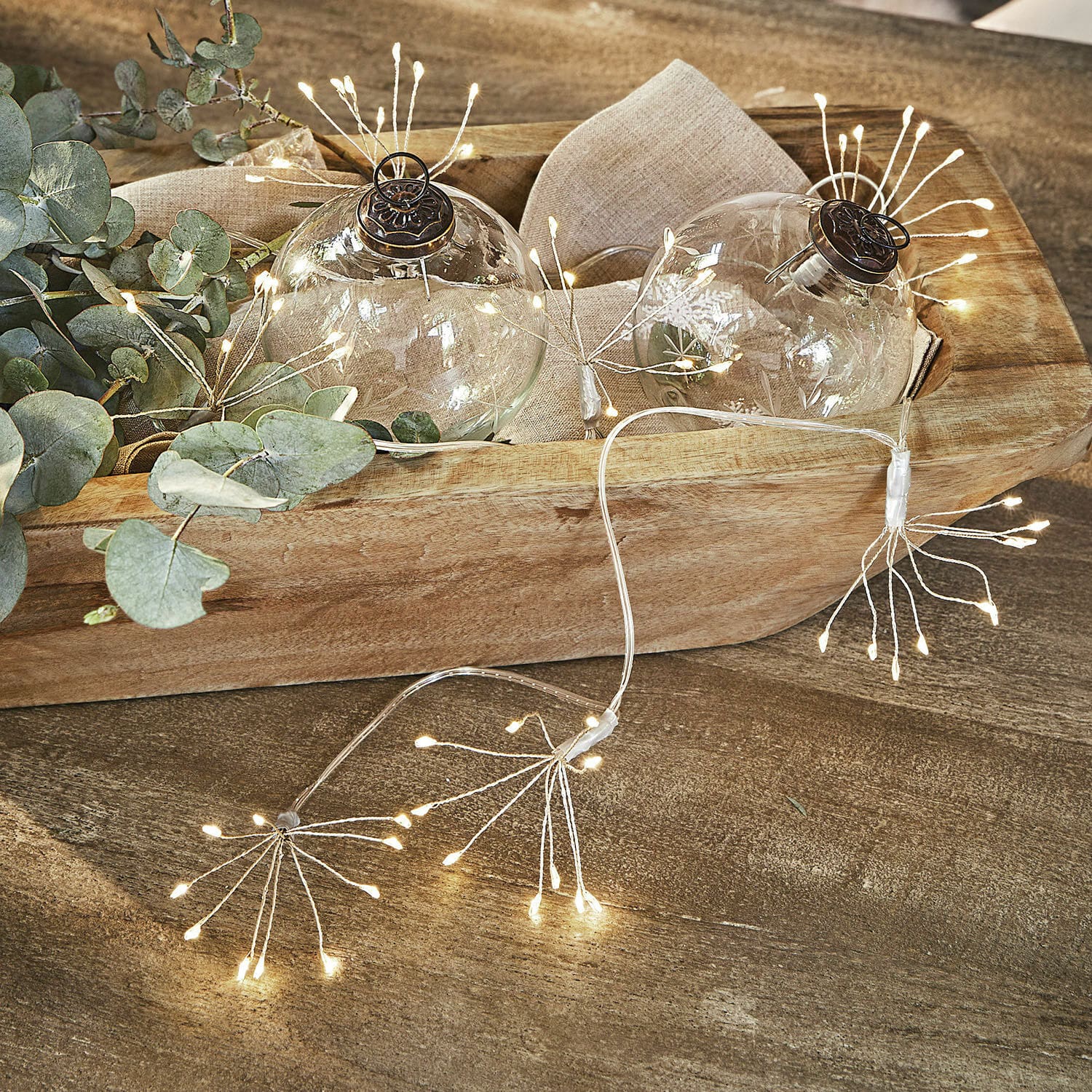 Lichterkette Sparkles Dekorative Glaskugeln mit feinem Muster und warmweisser LED-Lichterkette auf Holztablett